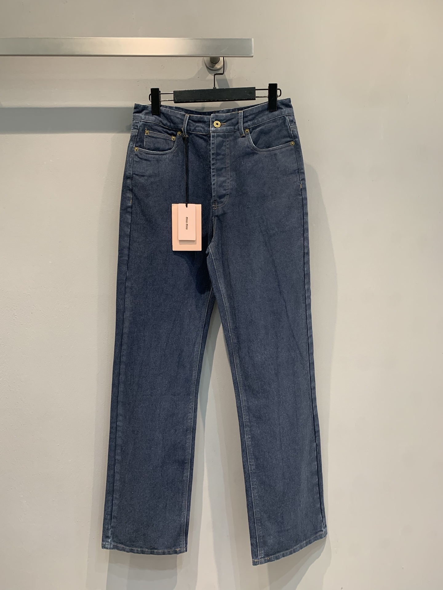 新款🔥出货啦📢 Miumi*2025秋冬新款时髦复古字母刺绣微喇牛仔裤，深蓝丹宁面料，后袋有品牌刺绣，细