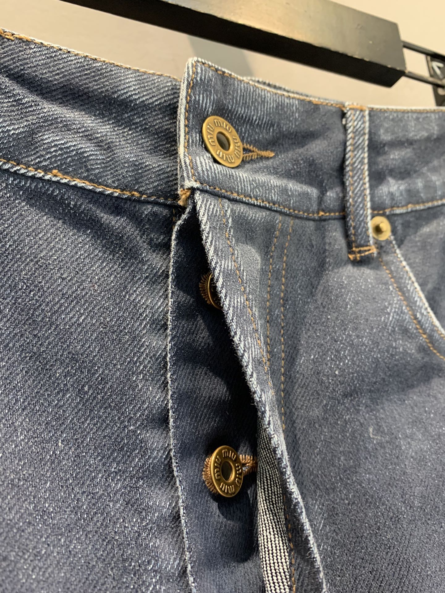 新款🔥出货啦📢 Miumi*2025秋冬新款时髦复古字母刺绣微喇牛仔裤，深蓝丹宁面料，后袋有品牌刺绣，细