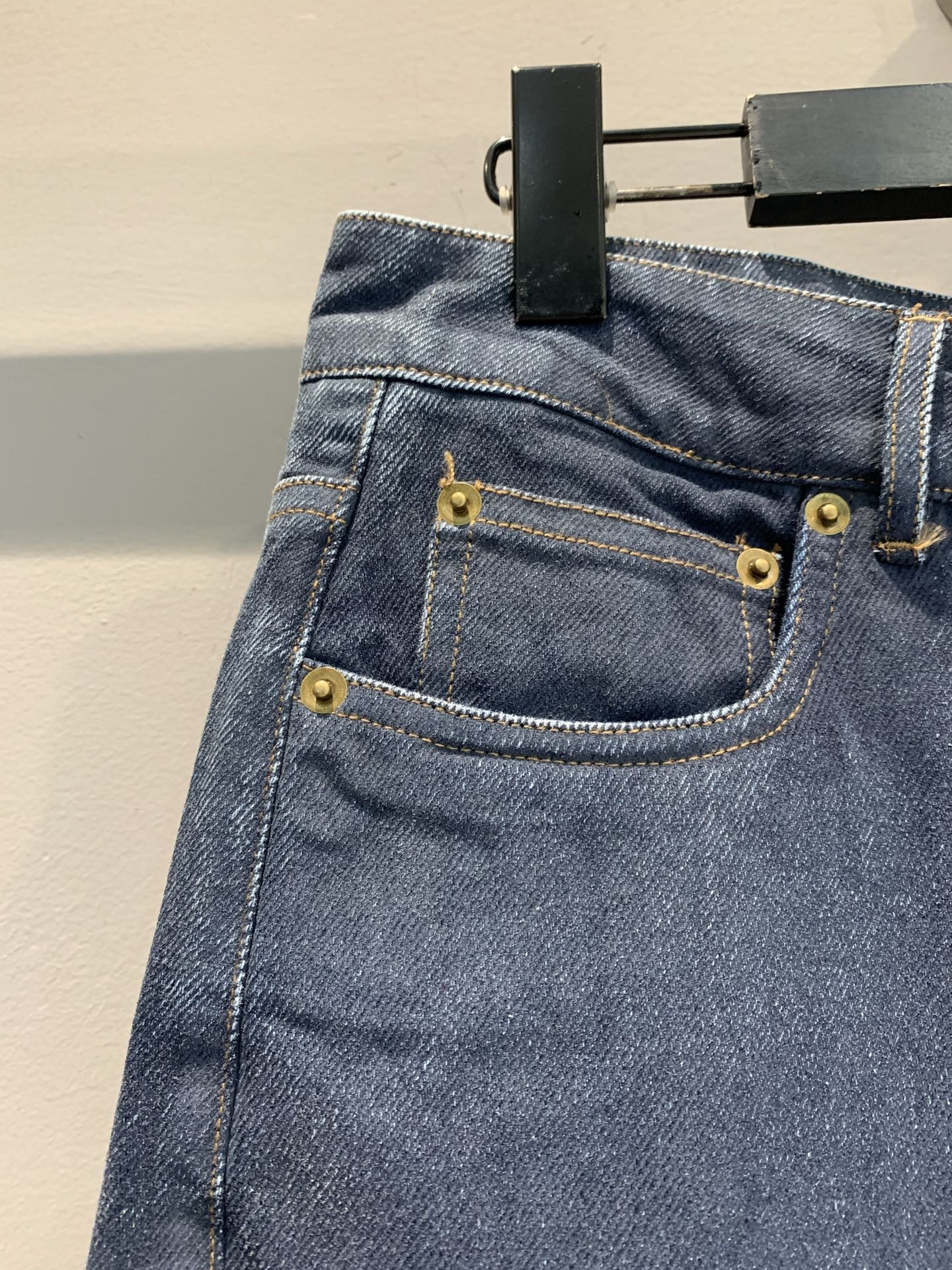 新款🔥出货啦📢 Miumi*2025秋冬新款时髦复古字母刺绣微喇牛仔裤，深蓝丹宁面料，后袋有品牌刺绣，细