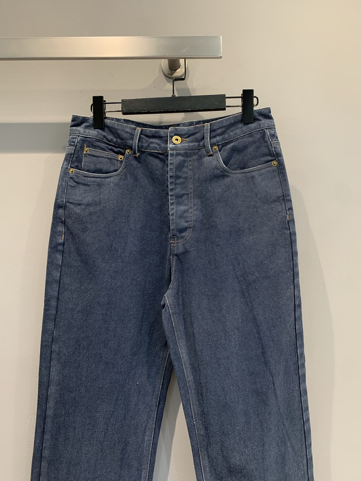 新款🔥出货啦📢 Miumi*2025秋冬新款时髦复古字母刺绣微喇牛仔裤，深蓝丹宁面料，后袋有品牌刺绣，细