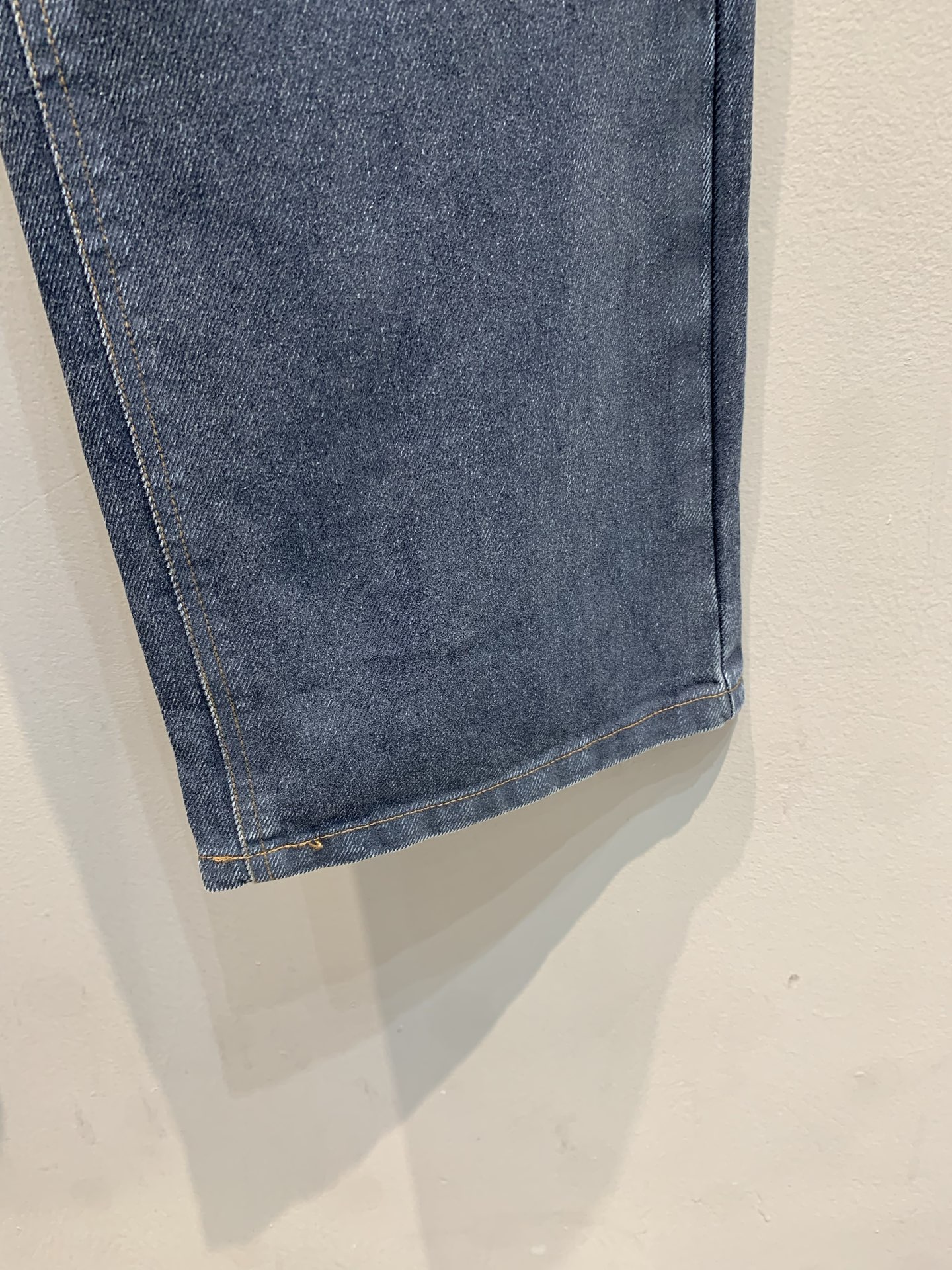 新款🔥出货啦📢 Miumi*2025秋冬新款时髦复古字母刺绣微喇牛仔裤，深蓝丹宁面料，后袋有品牌刺绣，细