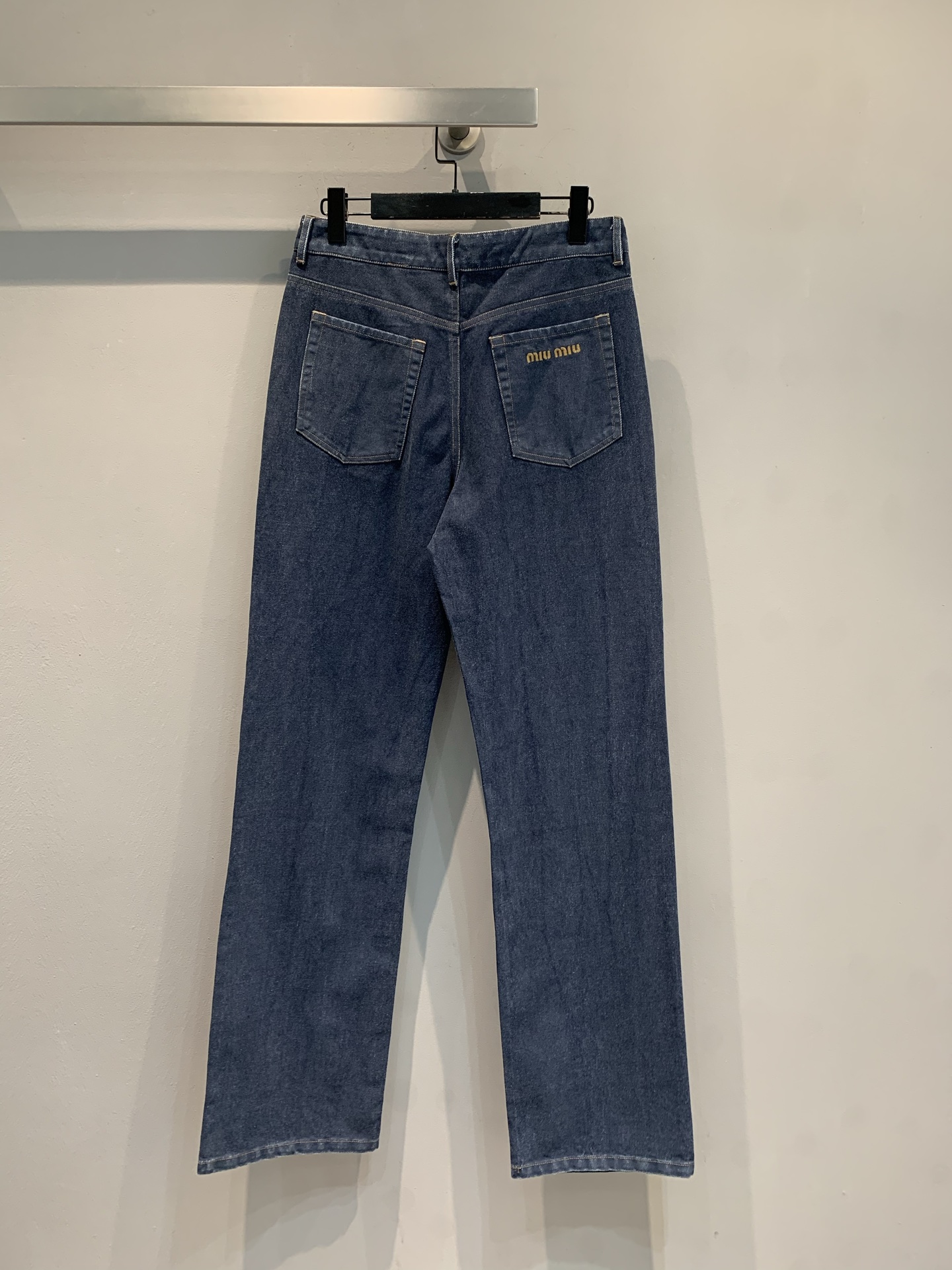 新款🔥出货啦📢 Miumi*2025秋冬新款时髦复古字母刺绣微喇牛仔裤，深蓝丹宁面料，后袋有品牌刺绣，细
