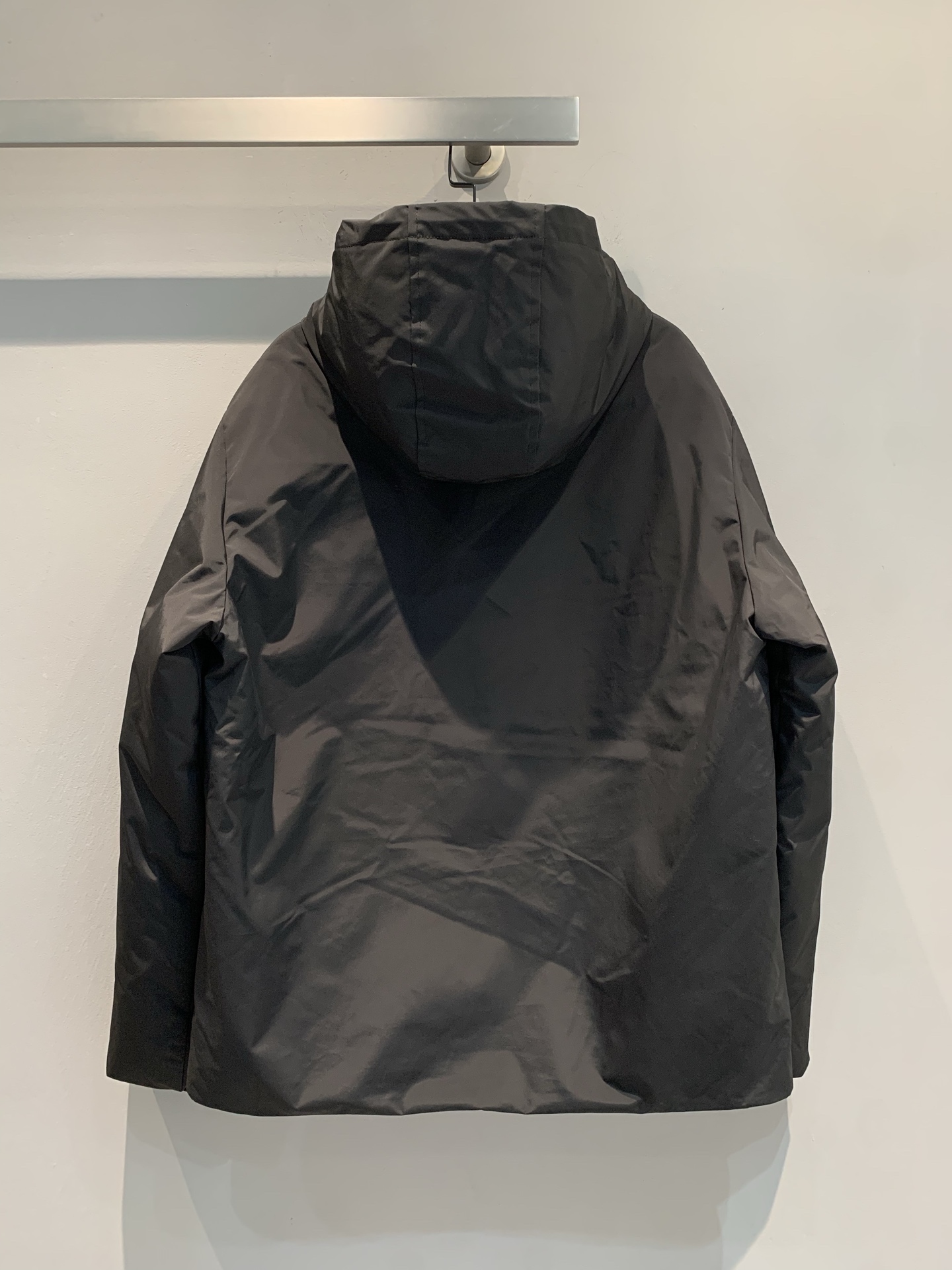 新款🔥出货啦📢 大货实拍 Prad*2025男款红标连帽羽绒服，进口科技面料，90白鸭绒填充，绒量300