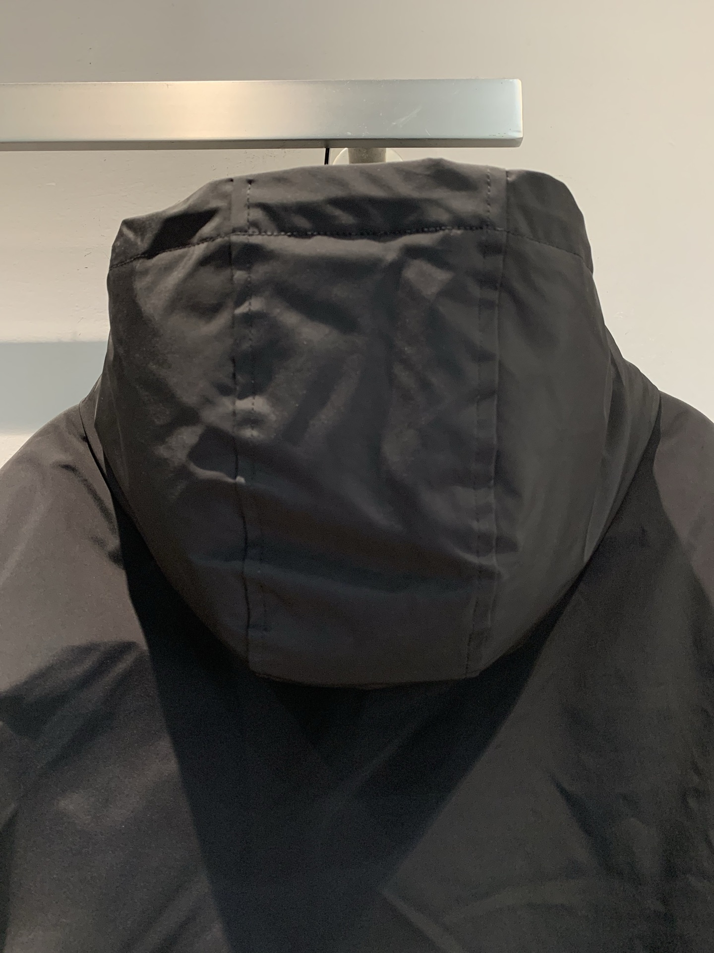 新款🔥出货啦📢 大货实拍 Prad*2025男款红标连帽羽绒服，进口科技面料，90白鸭绒填充，绒量300