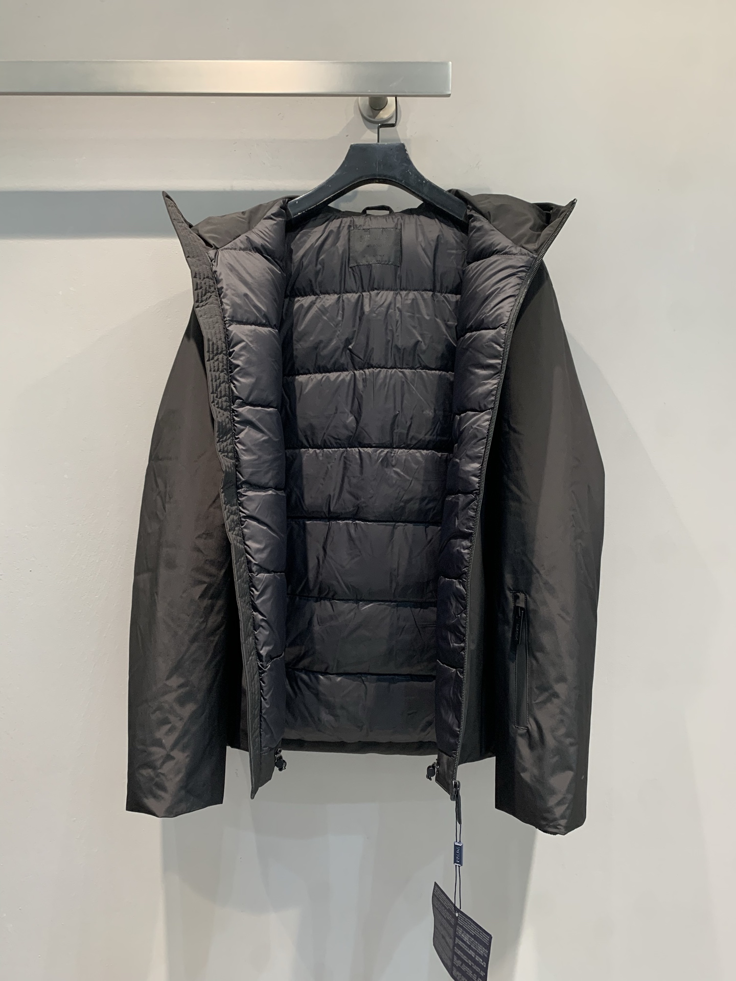 新款🔥出货啦📢 大货实拍 Prad*2025男款红标连帽羽绒服，进口科技面料，90白鸭绒填充，绒量300