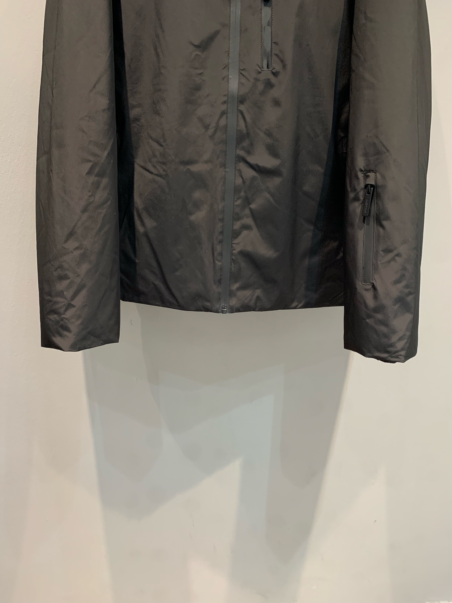 新款🔥出货啦📢 大货实拍 Prad*2025男款红标连帽羽绒服，进口科技面料，90白鸭绒填充，绒量300