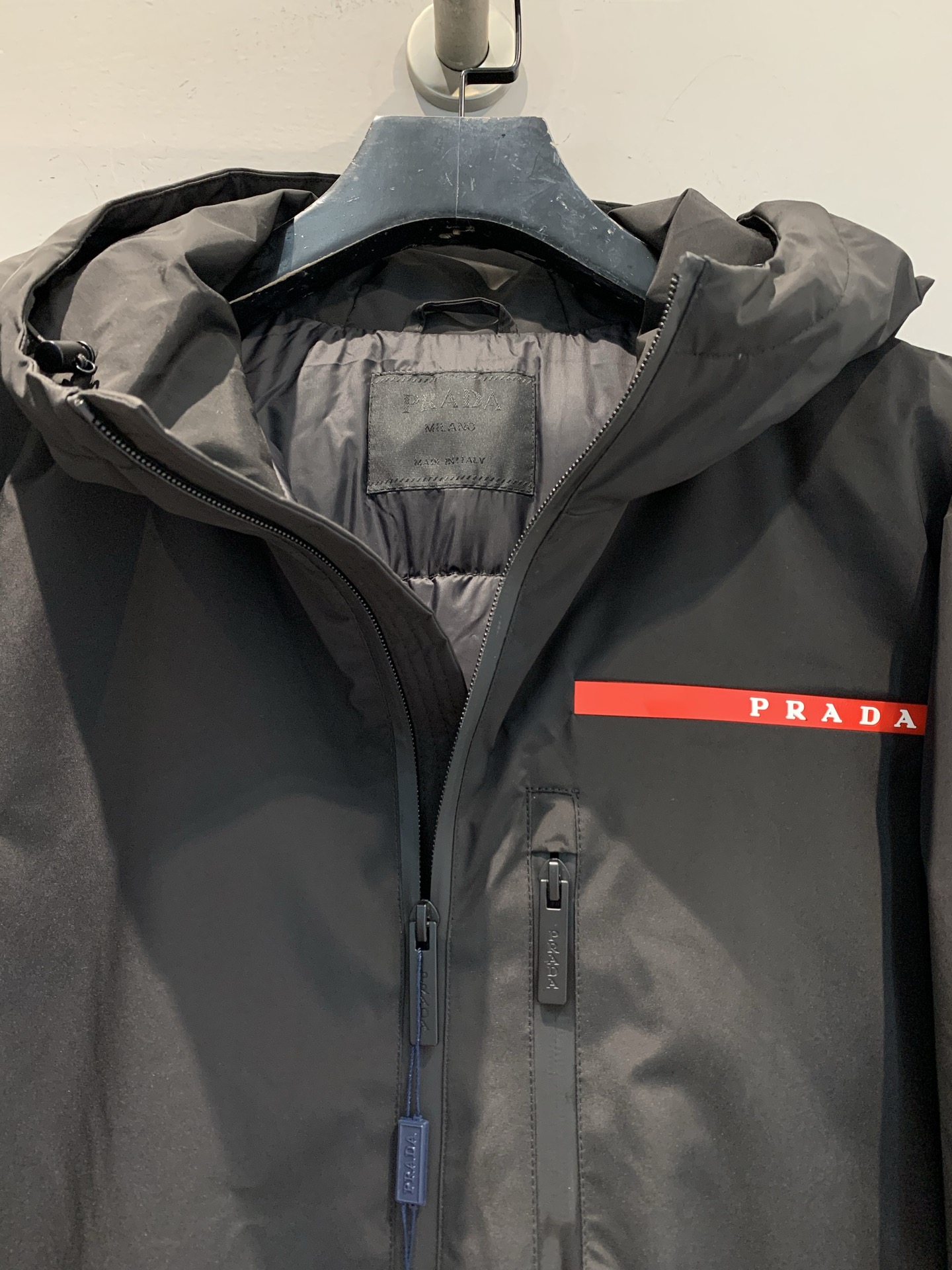 新款🔥出货啦📢 大货实拍 Prad*2025男款红标连帽羽绒服，进口科技面料，90白鸭绒填充，绒量300