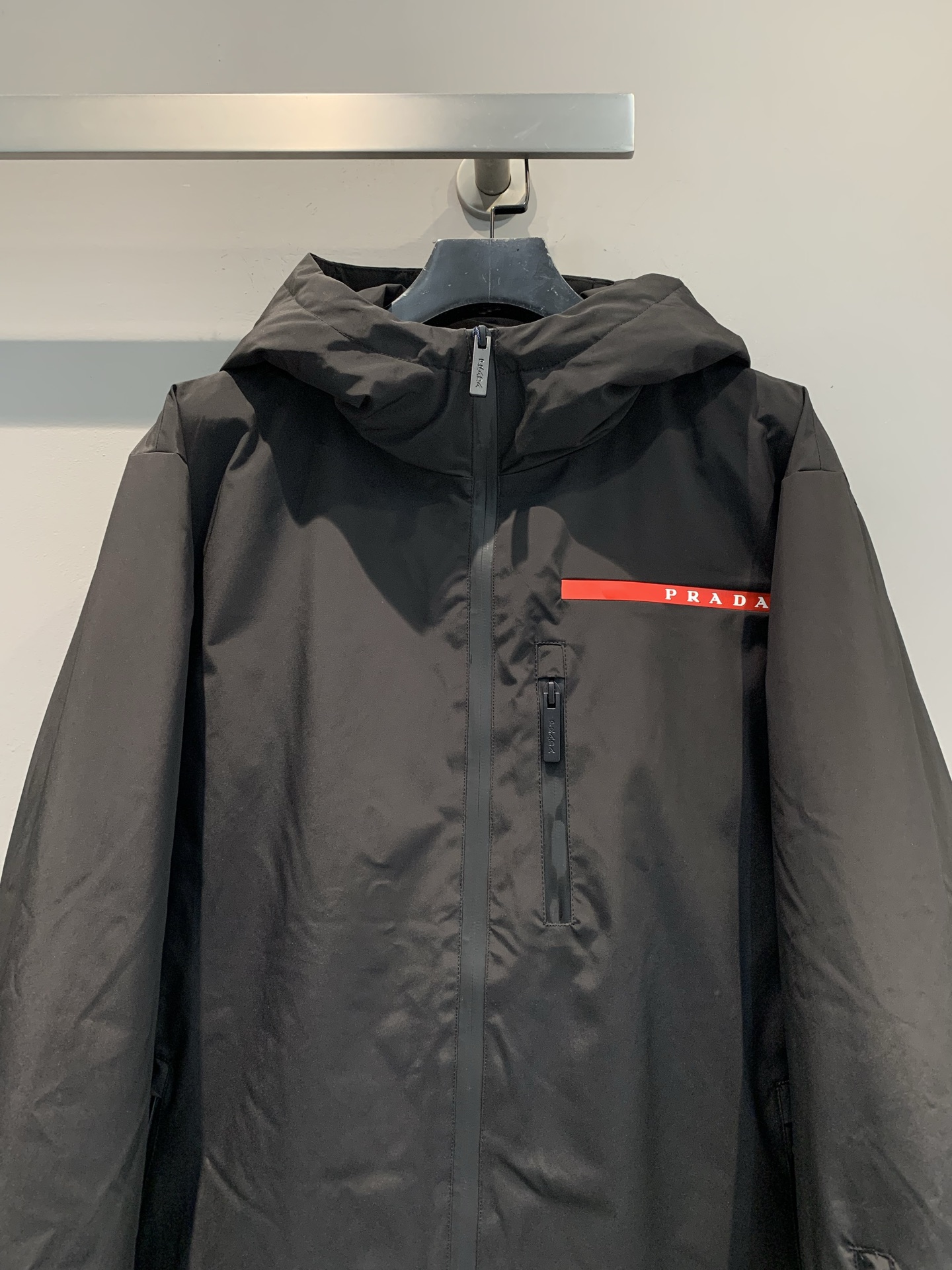 新款🔥出货啦📢 大货实拍 Prad*2025男款红标连帽羽绒服，进口科技面料，90白鸭绒填充，绒量300