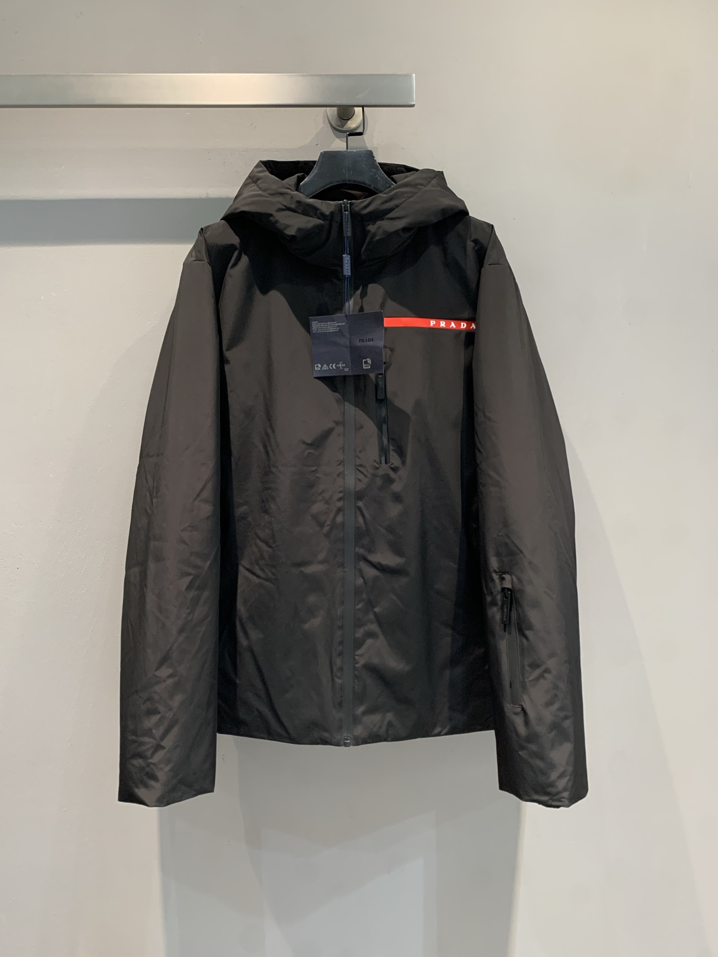 NO:569064,The new model with dust bag is shipped. Prad* men's red label hooded down jacket, imported technical fabrics, 90 white duck down filling, about 300 grams of down, lightweight, windproof and warm, suitable for outdoor and daily wear. Red label + triangle logo on the chest, highly recognizable. Zipper design + hood, cuffs and hem are adjustable, comfortable and practical to wear. Easily cope with low temperature weather, functional and fashionable, suitable for outdoor sports or commuting!  Size SMLXL,,prada,down jacket,hats,alexander wang19860909配防尘袋新款出货啦 大货实拍 Prad*男款红标连帽羽绒服,进口科技面料,90白鸭绒填充,绒量300克左右,轻便防风又保暖,适合户外和日常穿搭.胸口红标+三角标,辨识度超高汁.拉链设计+连帽,袖口和下摆可调节,穿着舒适又实用.轻松应对低温天气,功能性与时尚感兼具,户外运动或通勤都很适合! 码数SMLXL,,prada,down jacket,hats,alexander wang,Women's clothing