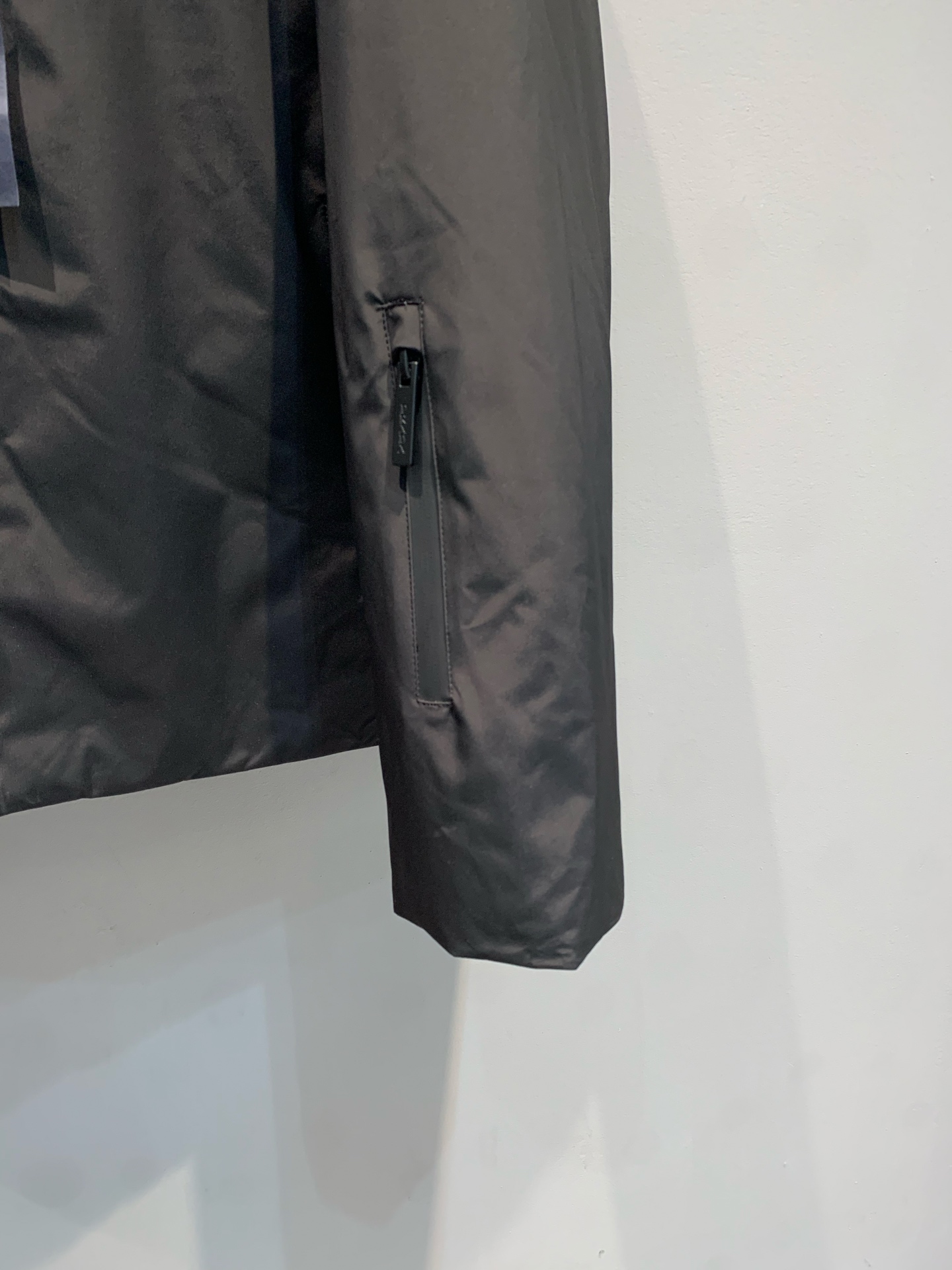 新款🔥出货啦📢 大货实拍 Prad*2025男款红标连帽羽绒服，进口科技面料，90白鸭绒填充，绒量300