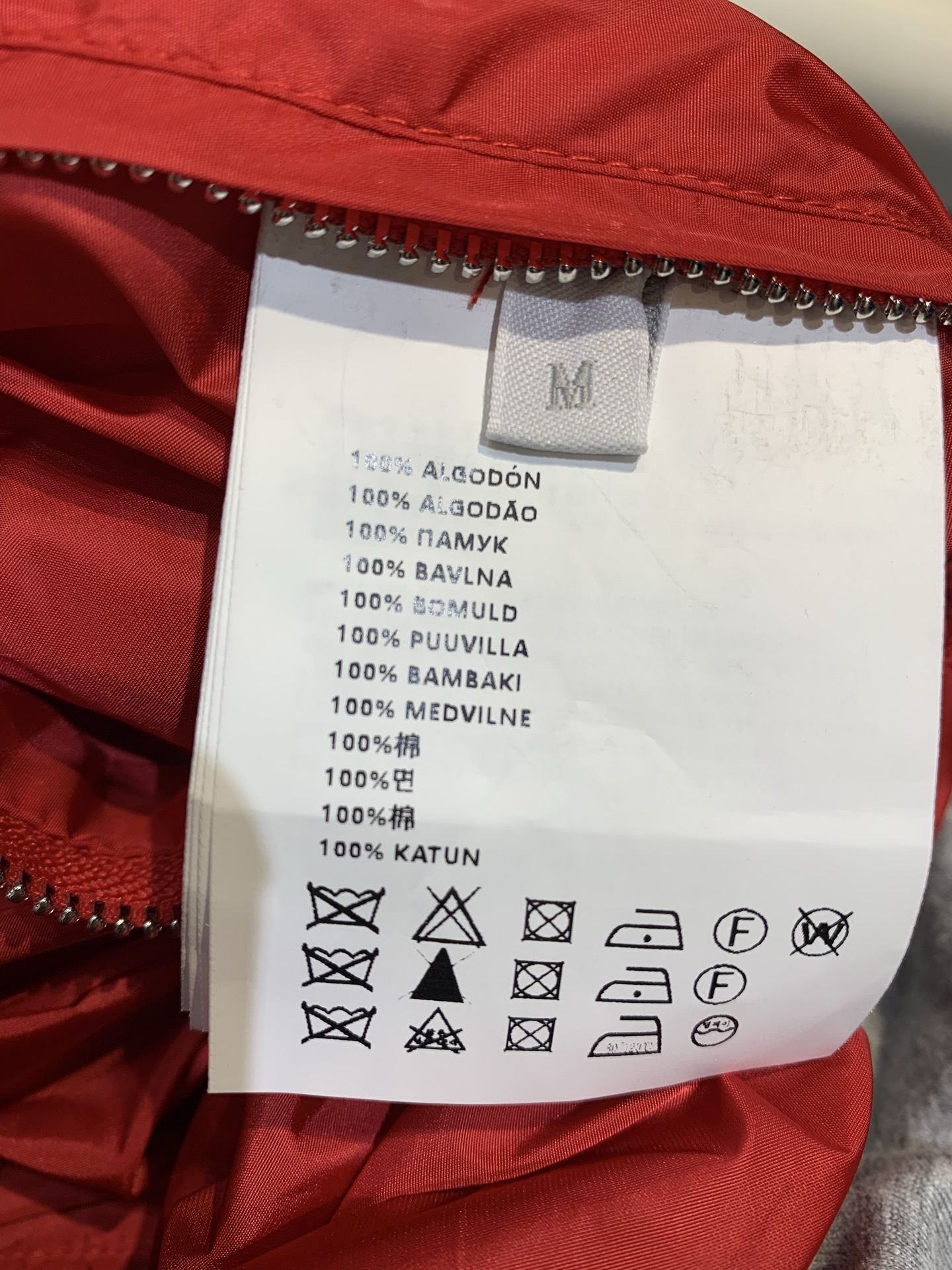 新款🔥出货啦📢 大货实拍 Miumi*2025秋冬新款学院风两面穿红蓝撞色连帽风衣。撞色超吸睛! 面料柔