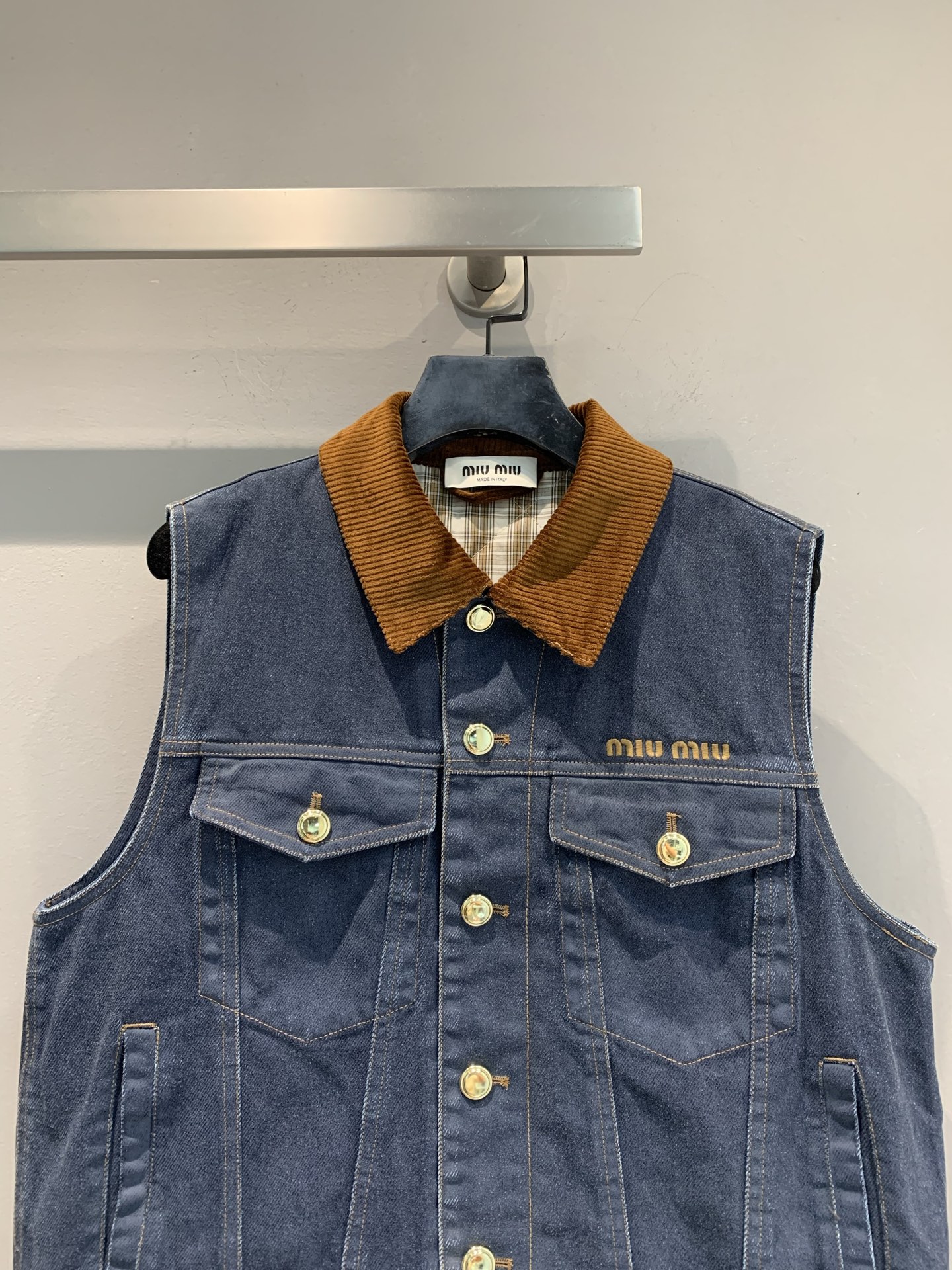 新款🔥出货啦📢 Miumi*2025秋冬新款复古时髦工装风灯芯绒领牛仔马甲。复古工装风满满，深灰水洗牛仔