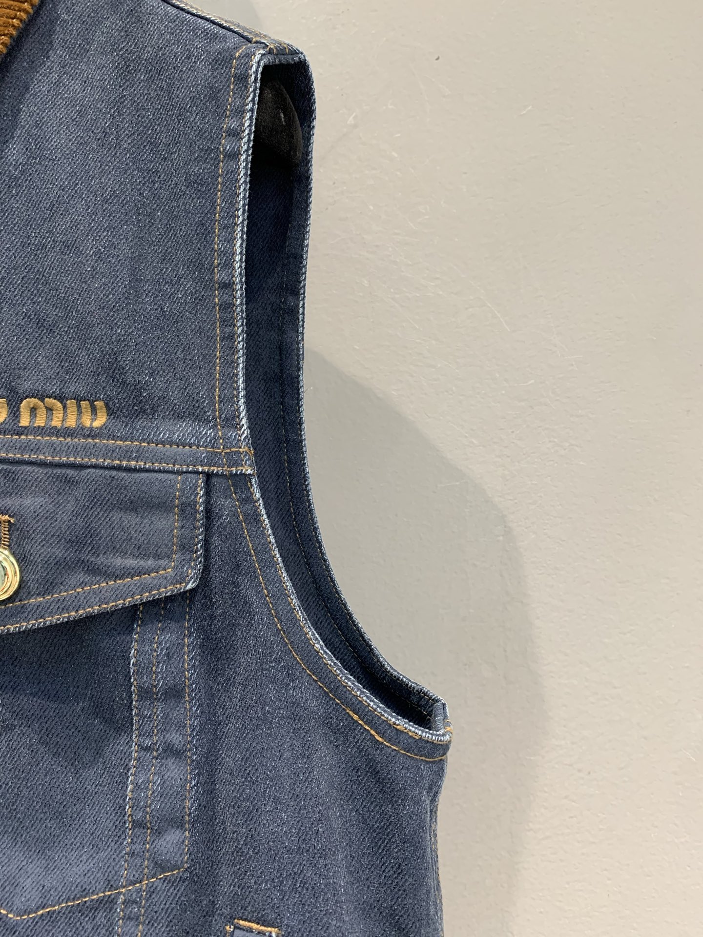 新款🔥出货啦📢 Miumi*2025秋冬新款复古时髦工装风灯芯绒领牛仔马甲。复古工装风满满，深灰水洗牛仔