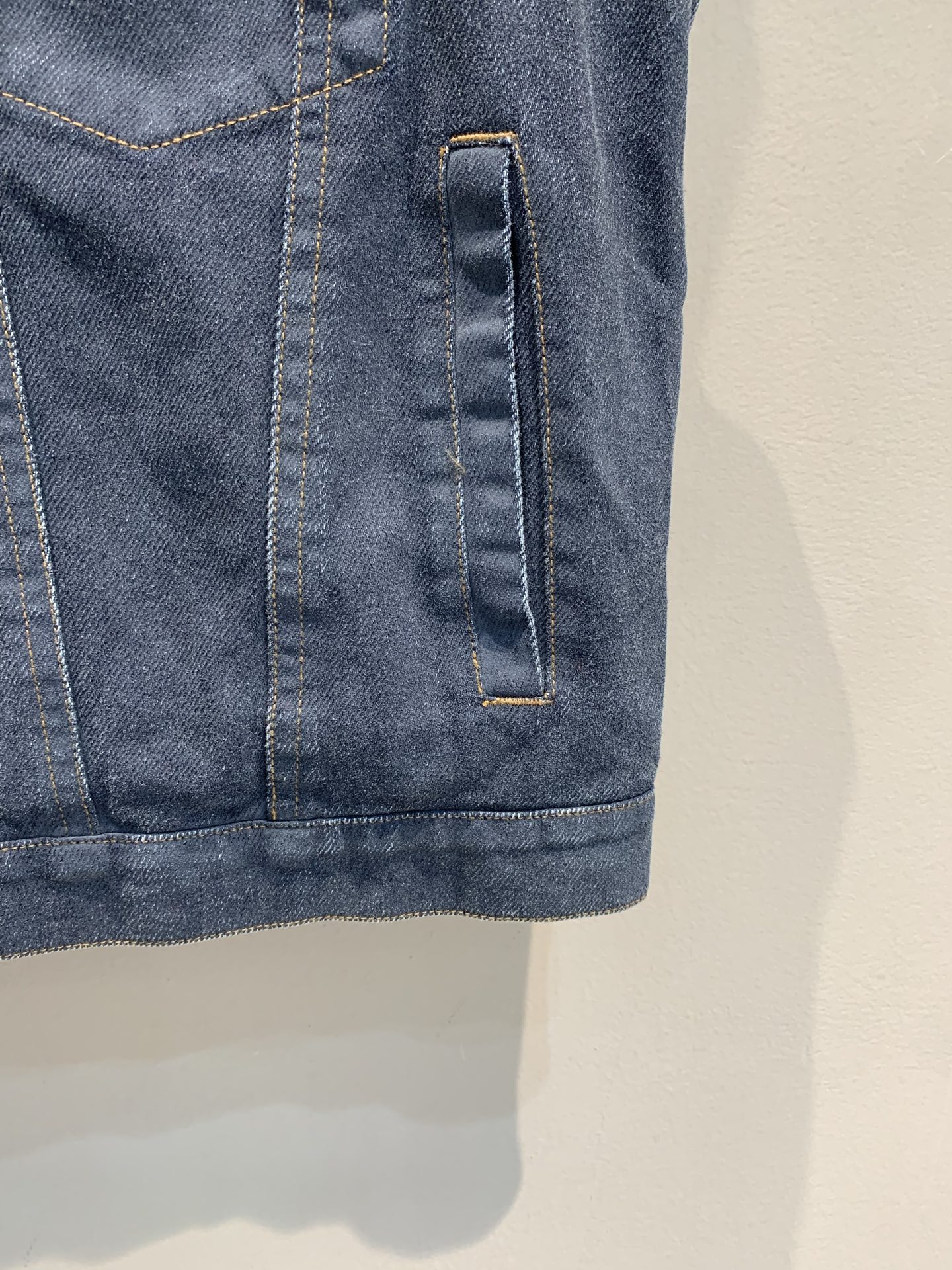 新款🔥出货啦📢 Miumi*2025秋冬新款复古时髦工装风灯芯绒领牛仔马甲。复古工装风满满，深灰水洗牛仔