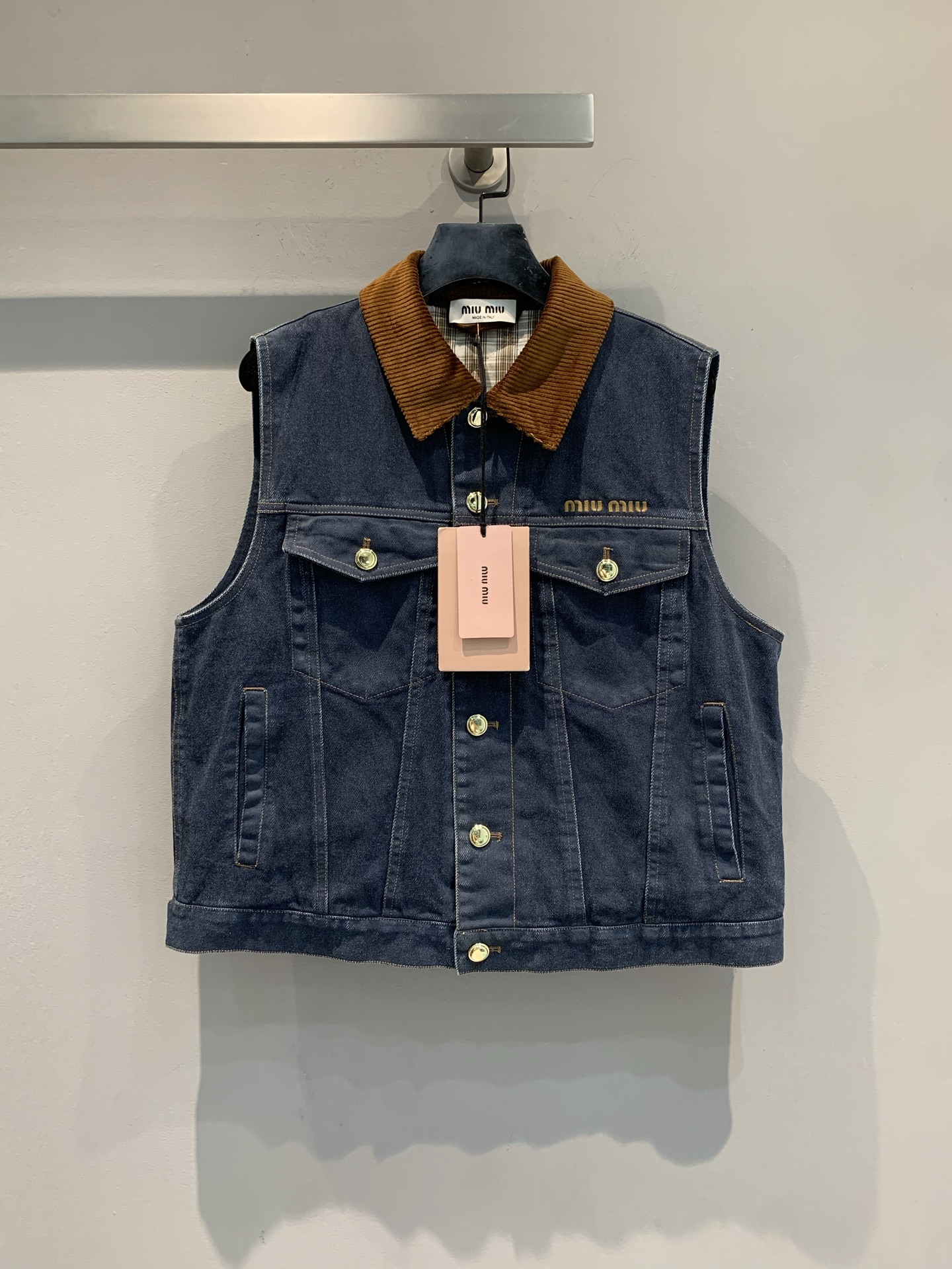 NO:576260,The new model has arrived. Mmiumi*2025 new retro fashionable workwear style corduroy collar denim vest for autumn and winter. Full of retro workwear style, dark gray washed denim + corduroy lapel, directly full of autumn and winter atmosphere. The metal buttons and zipper details are super textured, and the multi-pocket design on the front is practical and fashionable. The interior is quilted to keep warm, and can be worn for commuting and leisure. It is a great idea with turtleneck sweaters or shirts. Suitable for sisters who like retro and practicality!  Size SML,,miumiu,sweaters,shirts,alexander wang19860909新款出货啦MMiumi*2025秋冬新款复古时髦工装风灯芯绒领牛仔马甲.复古工装风满满,深灰水洗牛仔+灯芯绒翻领,秋冬氛围感直接拉满.金属纽扣和拉链细节超有质感,正面多口袋设计实用又时髦.内里夹棉保暖,通勤休闲都能穿,搭配高领毛衣或衬衫都很出彩计.适合喜欢复古和实用的姐妹们！ 码数SML,,miumiu,sweaters,shirts,alexander wang,Women's clothing