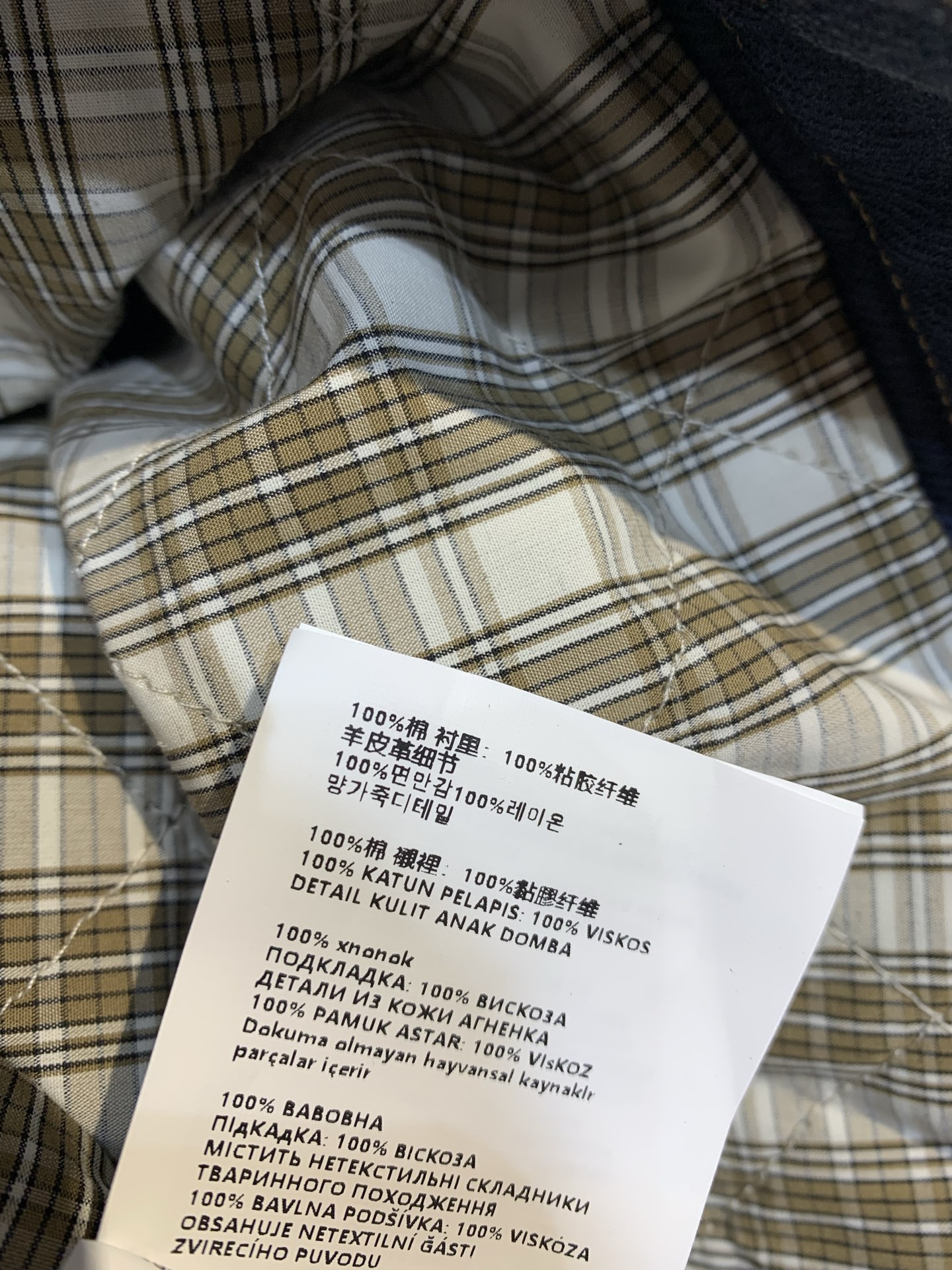 新款🔥出货啦📢 Miumi*2025秋冬新款复古时髦工装风灯芯绒领牛仔马甲。复古工装风满满，深灰水洗牛仔