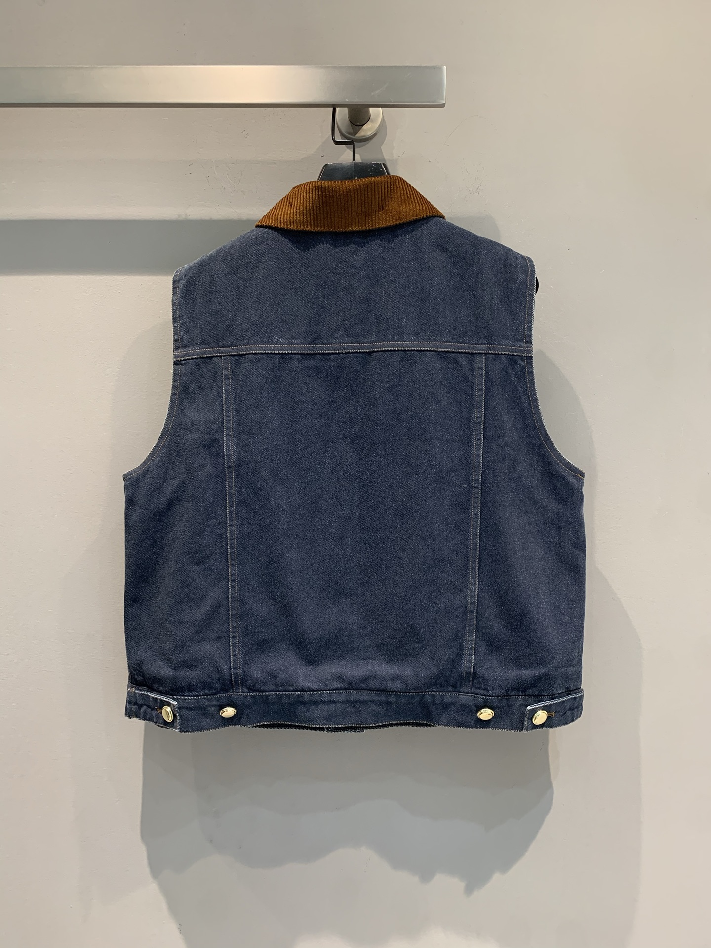 新款🔥出货啦📢 Miumi*2025秋冬新款复古时髦工装风灯芯绒领牛仔马甲。复古工装风满满，深灰水洗牛仔