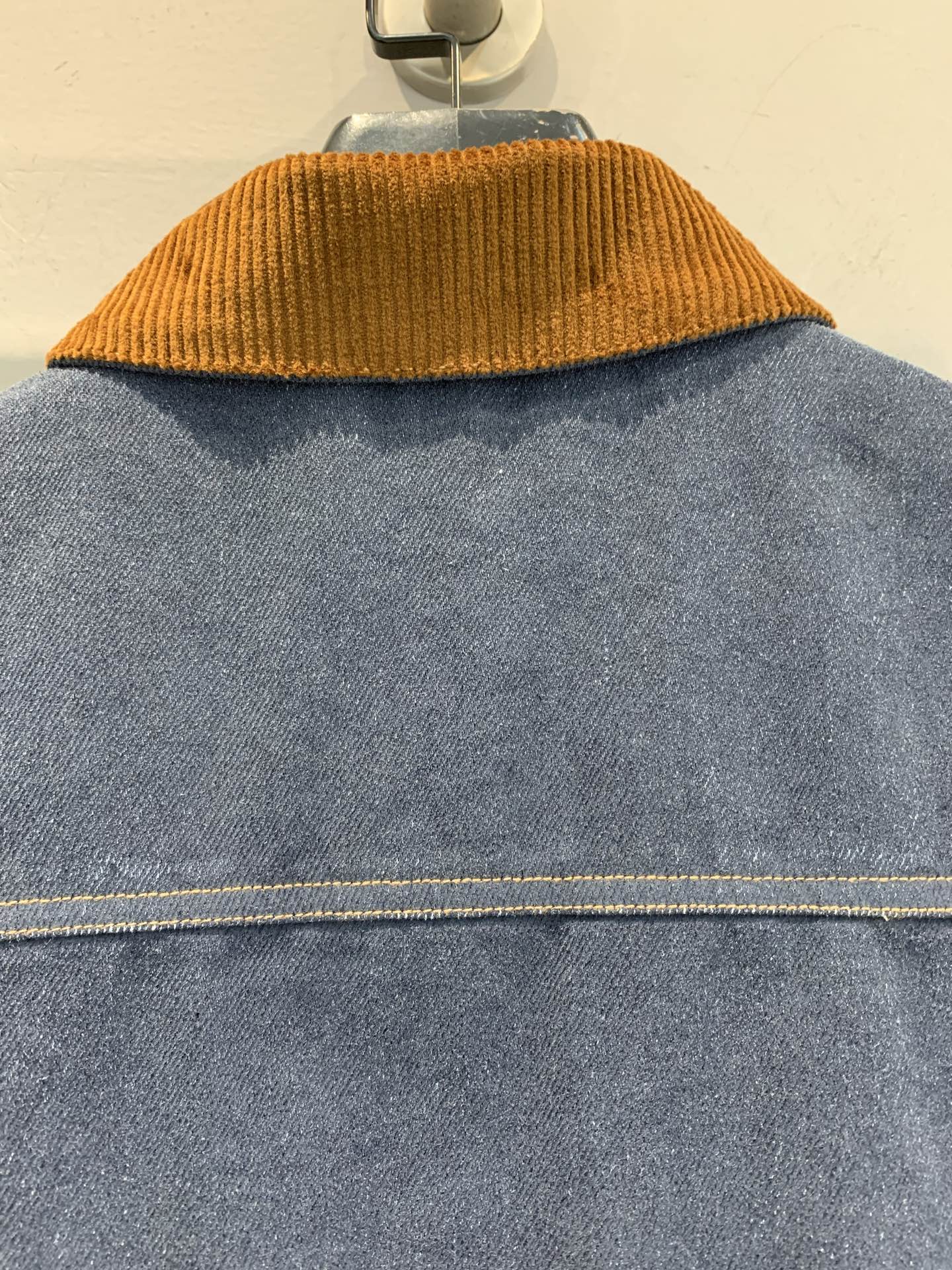 新款🔥出货啦📢 Miumi*2025秋冬新款复古时髦工装风灯芯绒领牛仔马甲。复古工装风满满，深灰水洗牛仔