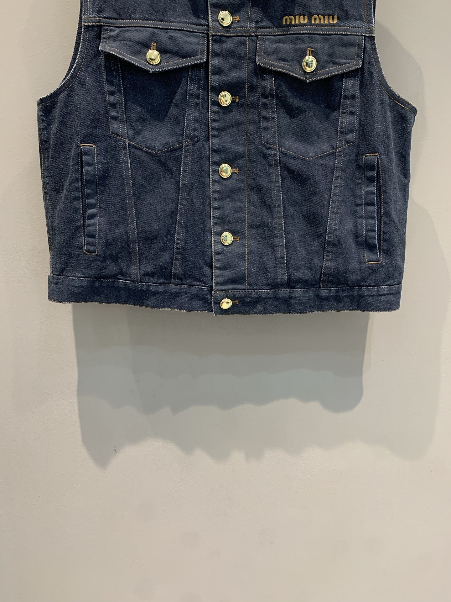 新款🔥出货啦📢 Miumi*2025秋冬新款复古时髦工装风灯芯绒领牛仔马甲。复古工装风满满，深灰水洗牛仔