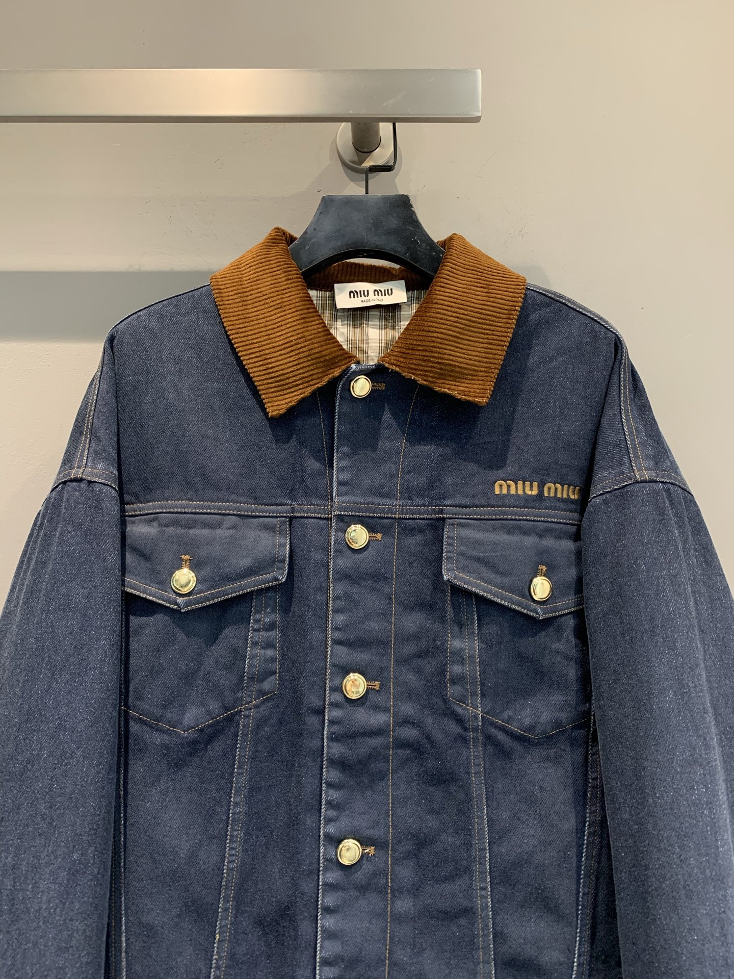 新款🔥出货啦📢 Miumi*2025秋冬新款复古机车风灯芯绒领牛仔外套，深蓝牛仔+棕色灯芯绒翻领，复古机