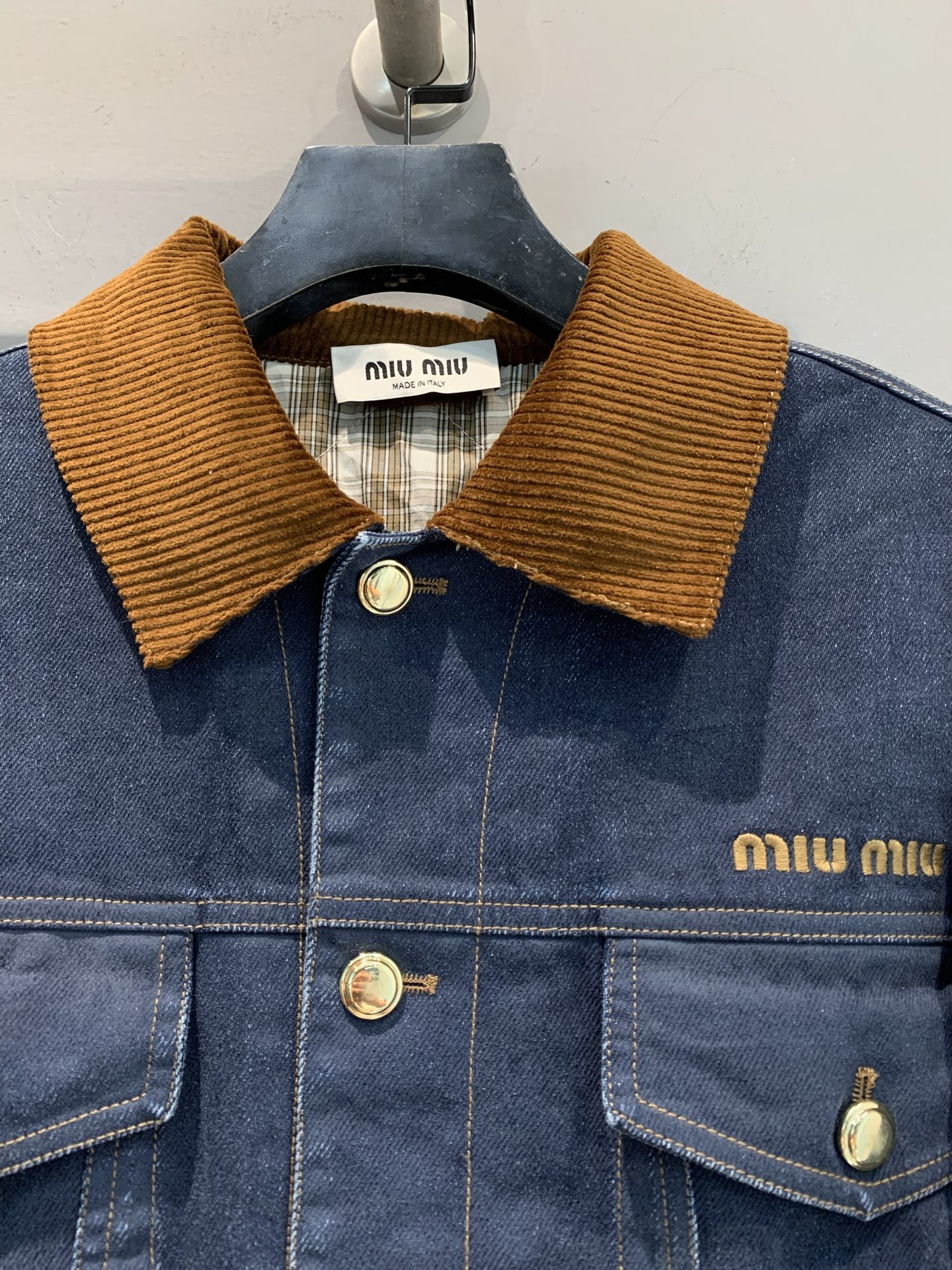 新款🔥出货啦📢 Miumi*2025秋冬新款复古机车风灯芯绒领牛仔外套，深蓝牛仔+棕色灯芯绒翻领，复古机