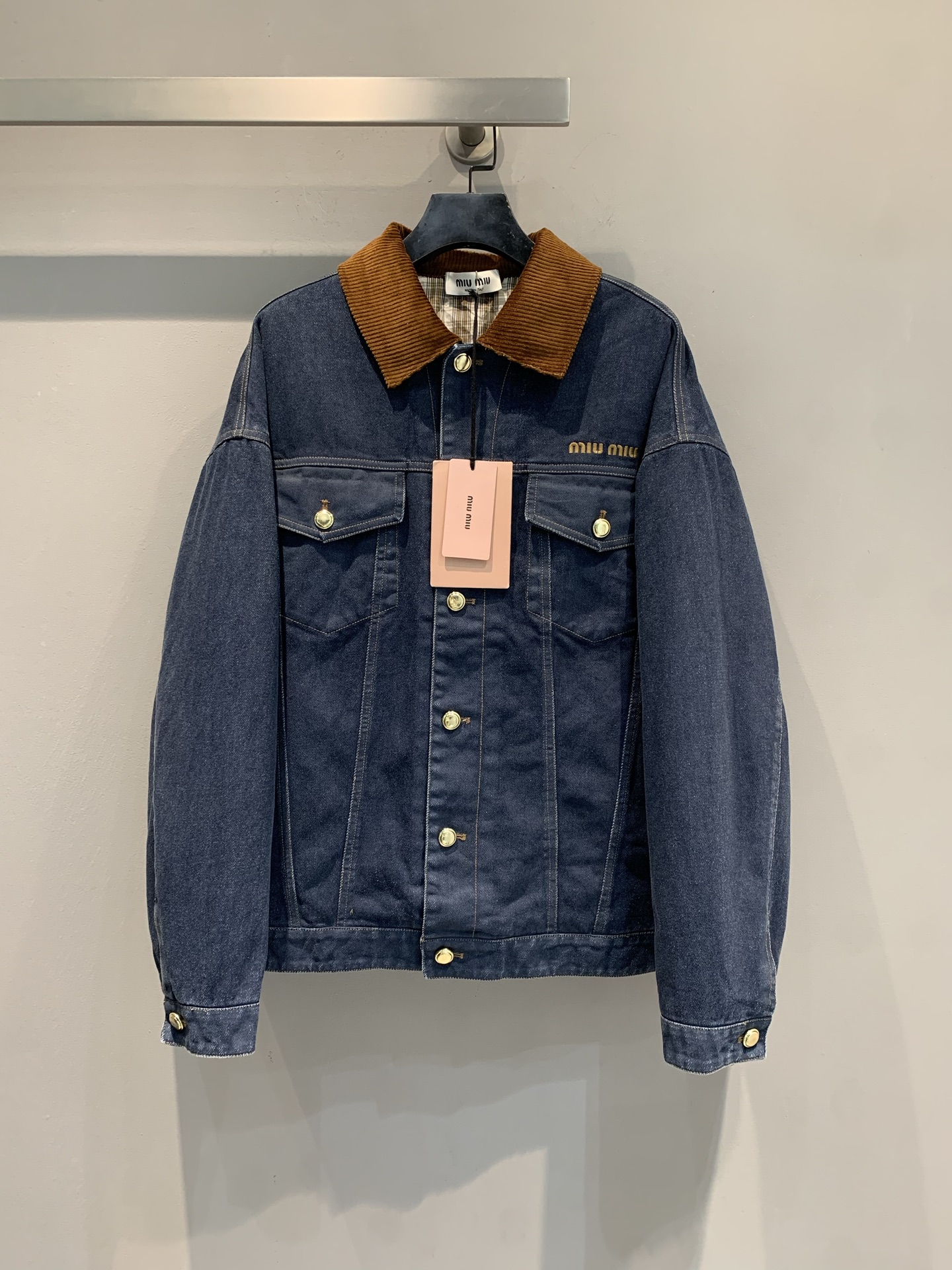 新款🔥出货啦📢 Miumi*2025秋冬新款复古机车风灯芯绒领牛仔外套，深蓝牛仔+棕色灯芯绒翻领，复古机