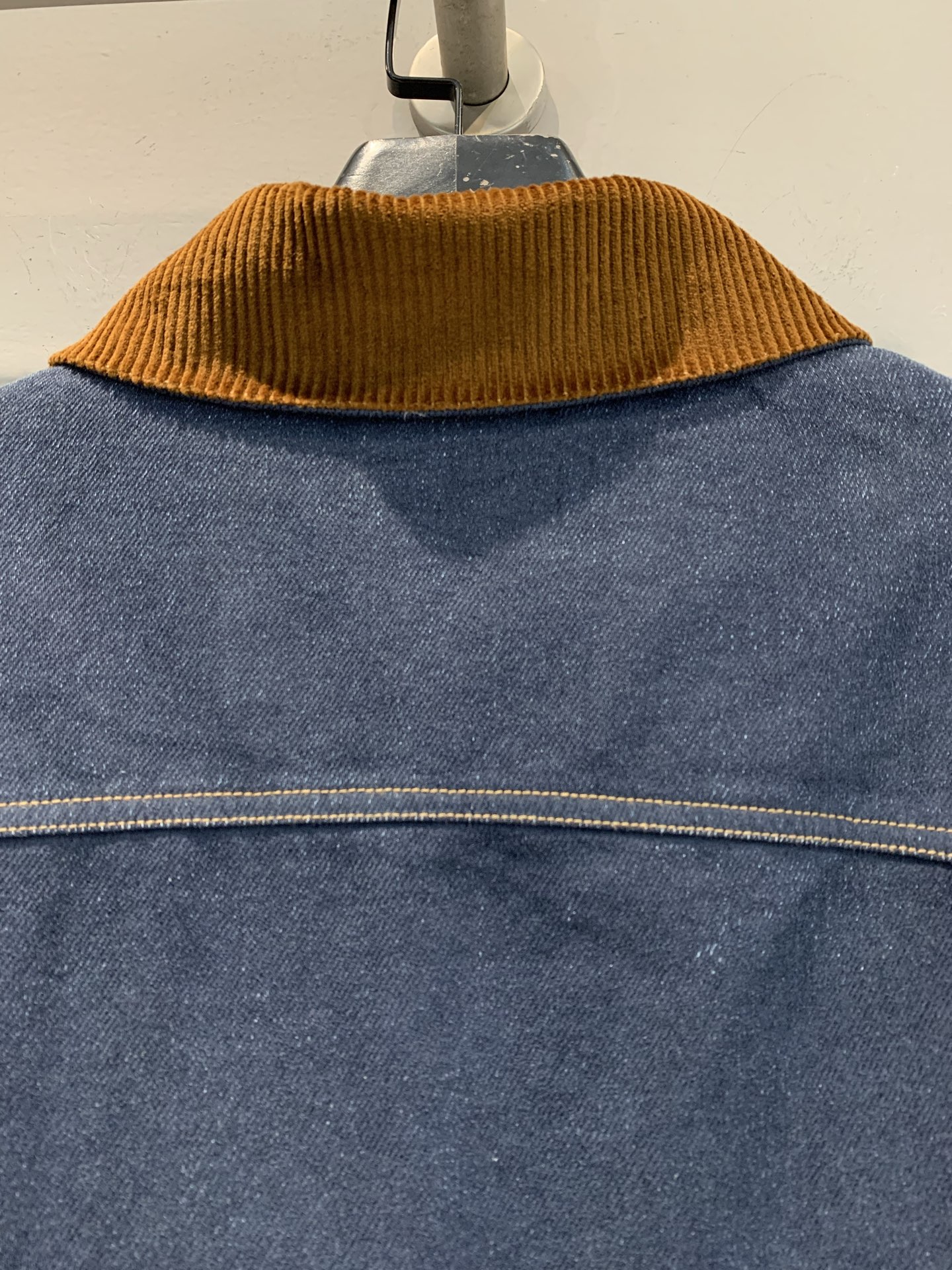 新款🔥出货啦📢 Miumi*2025秋冬新款复古机车风灯芯绒领牛仔外套，深蓝牛仔+棕色灯芯绒翻领，复古机