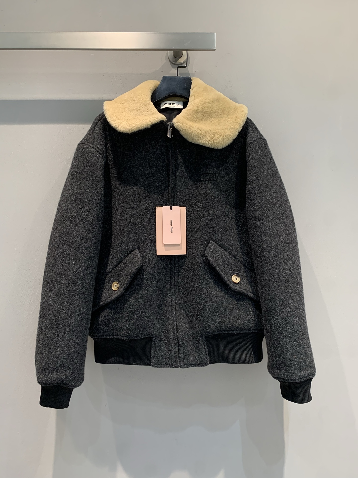 新款🔥出货啦📢 Miumi*2025秋冬新款时髦复古羊毛领外套，绵羊毛+夹棉材质，柔软又保暖! 杏色羊皮