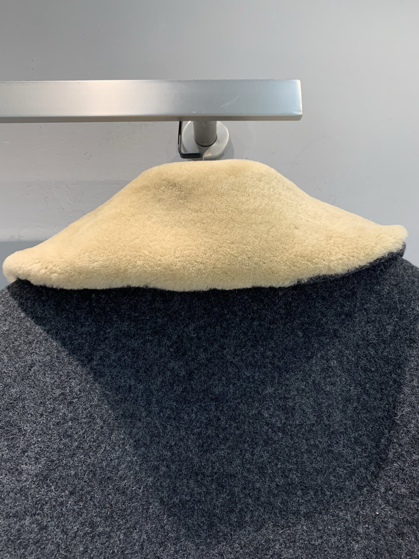 新款🔥出货啦📢 Miumi*2025秋冬新款时髦复古羊毛领外套，绵羊毛+夹棉材质，柔软又保暖! 杏色羊皮