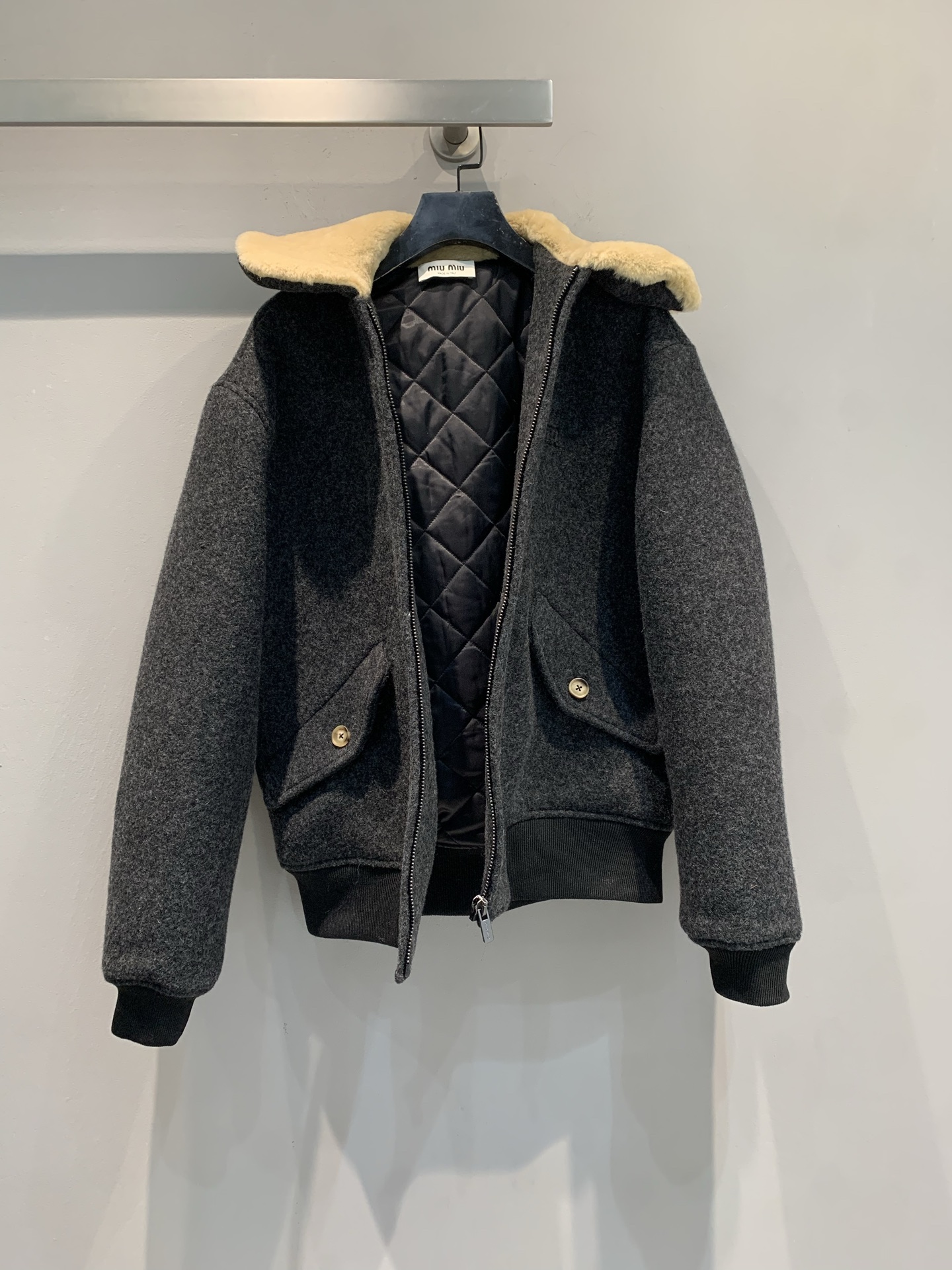 新款🔥出货啦📢 Miumi*2025秋冬新款时髦复古羊毛领外套，绵羊毛+夹棉材质，柔软又保暖! 杏色羊皮