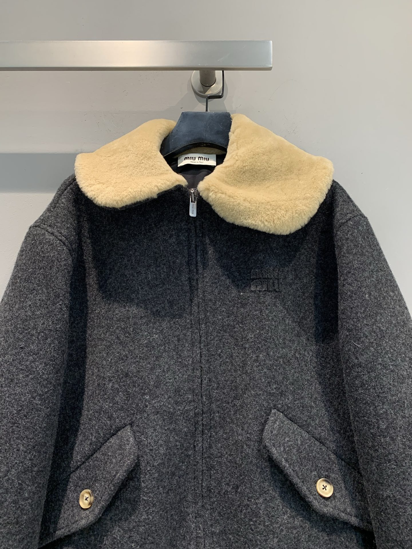 新款🔥出货啦📢 Miumi*2025秋冬新款时髦复古羊毛领外套，绵羊毛+夹棉材质，柔软又保暖! 杏色羊皮