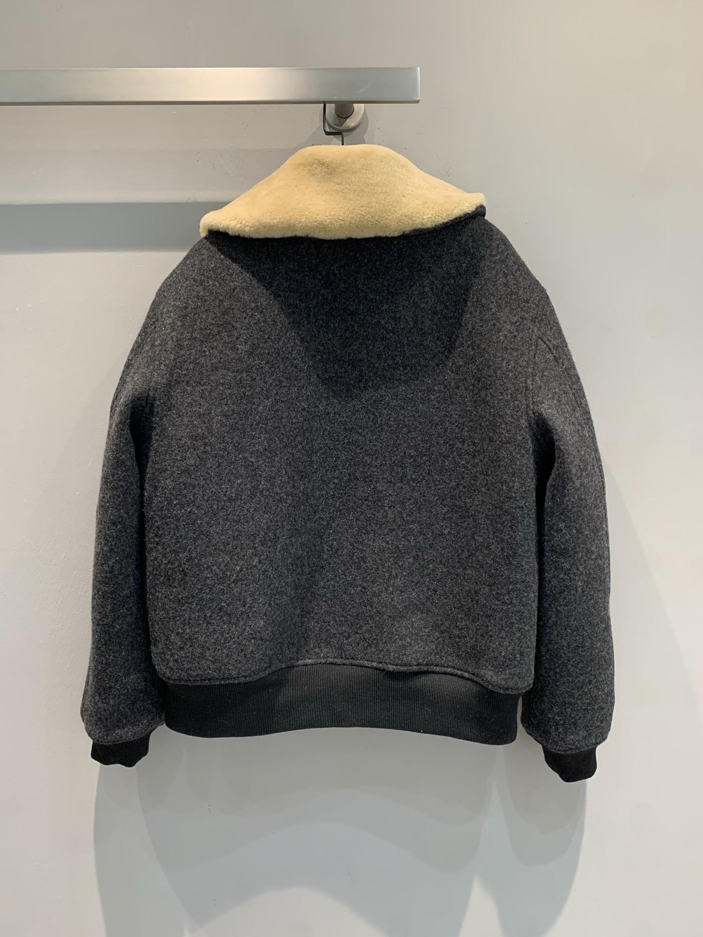 新款🔥出货啦📢 Miumi*2025秋冬新款时髦复古羊毛领外套，绵羊毛+夹棉材质，柔软又保暖! 杏色羊皮