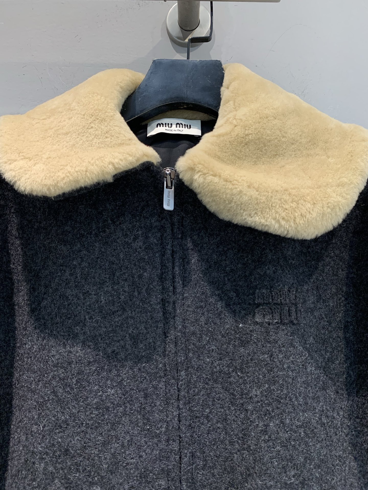 新款🔥出货啦📢 Miumi*2025秋冬新款时髦复古羊毛领外套，绵羊毛+夹棉材质，柔软又保暖! 杏色羊皮