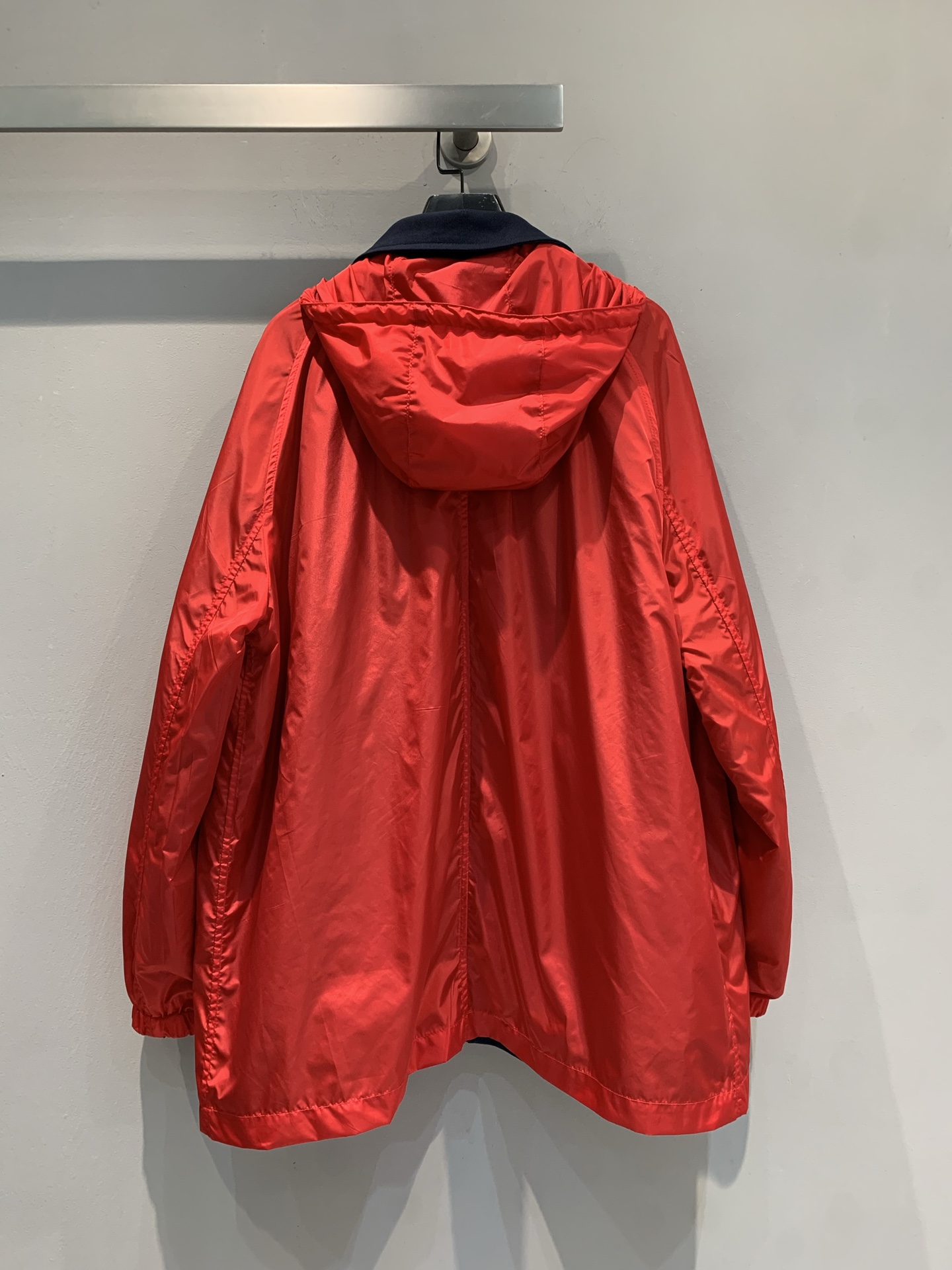 新款🔥出货啦📢 大货实拍 Miumi*2025秋冬新款学院风两面穿红蓝撞色连帽风衣。撞色超吸睛! 面料柔