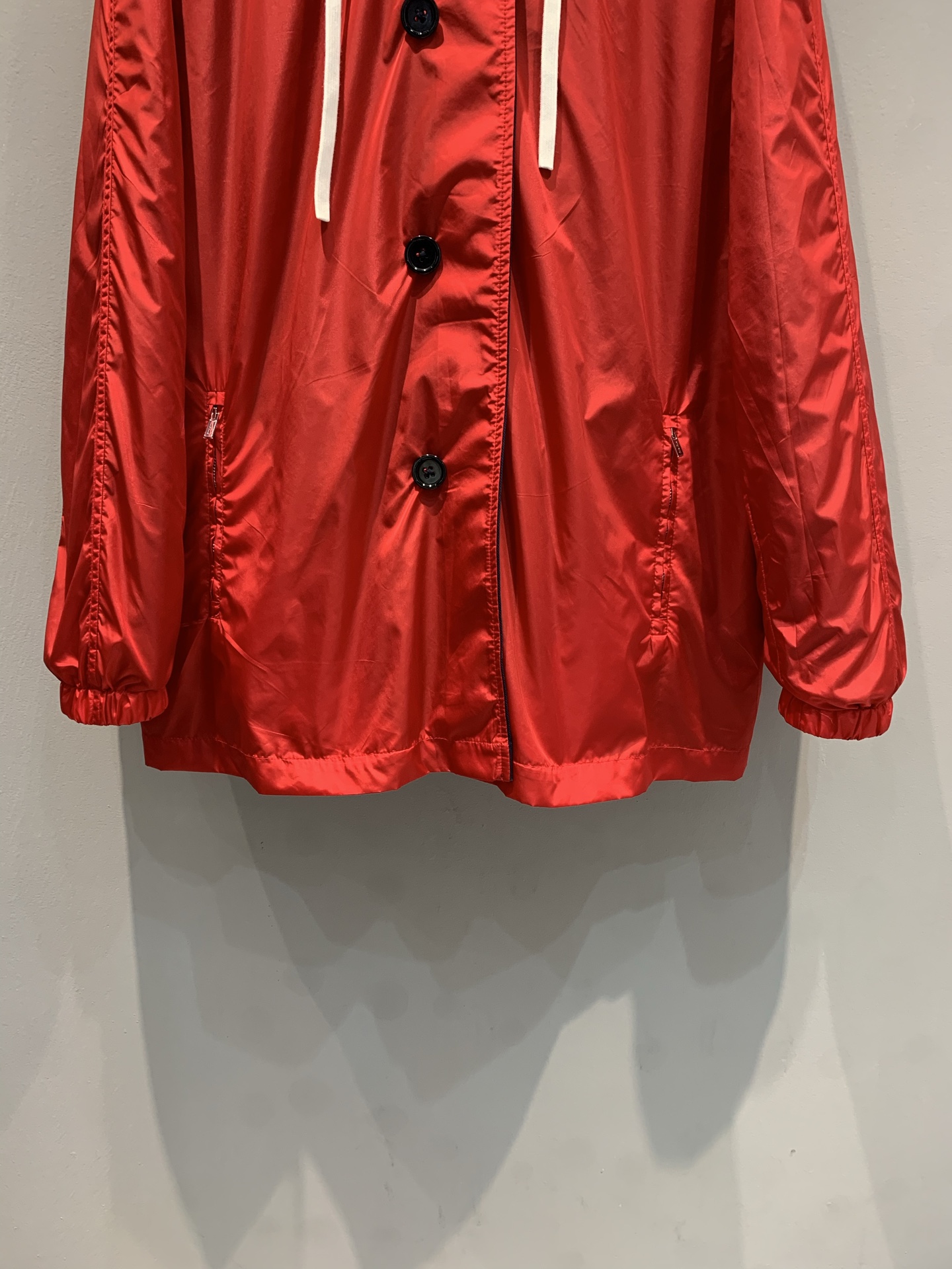 新款🔥出货啦📢 大货实拍 Miumi*2025秋冬新款学院风两面穿红蓝撞色连帽风衣。撞色超吸睛! 面料柔