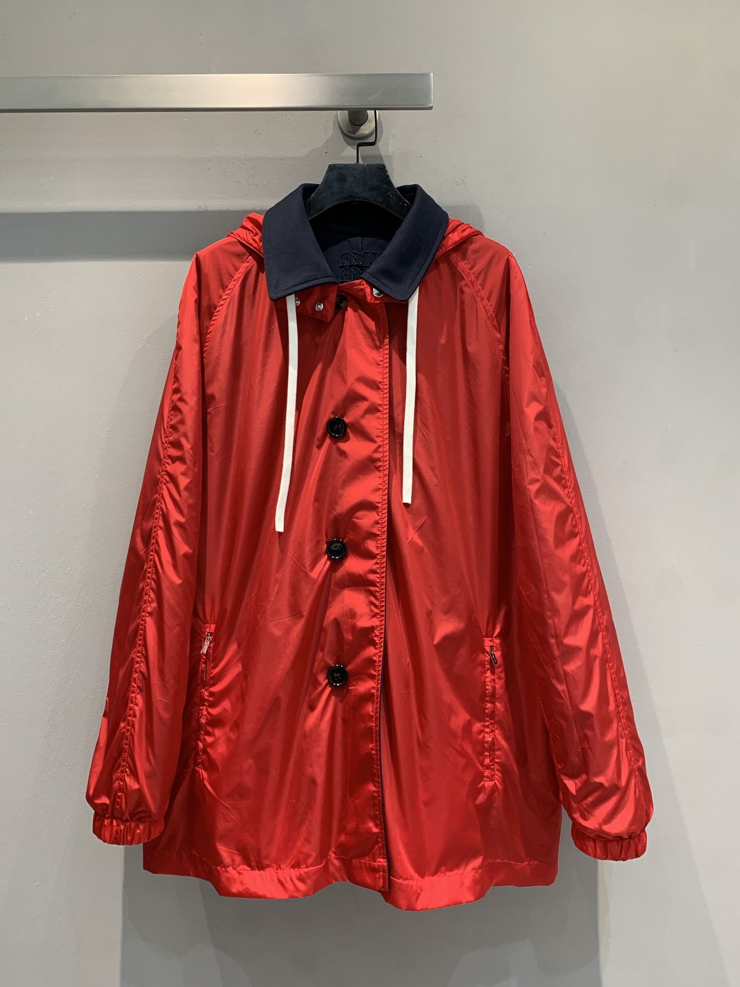 新款🔥出货啦📢 大货实拍 Miumi*2025秋冬新款学院风两面穿红蓝撞色连帽风衣。撞色超吸睛! 面料柔