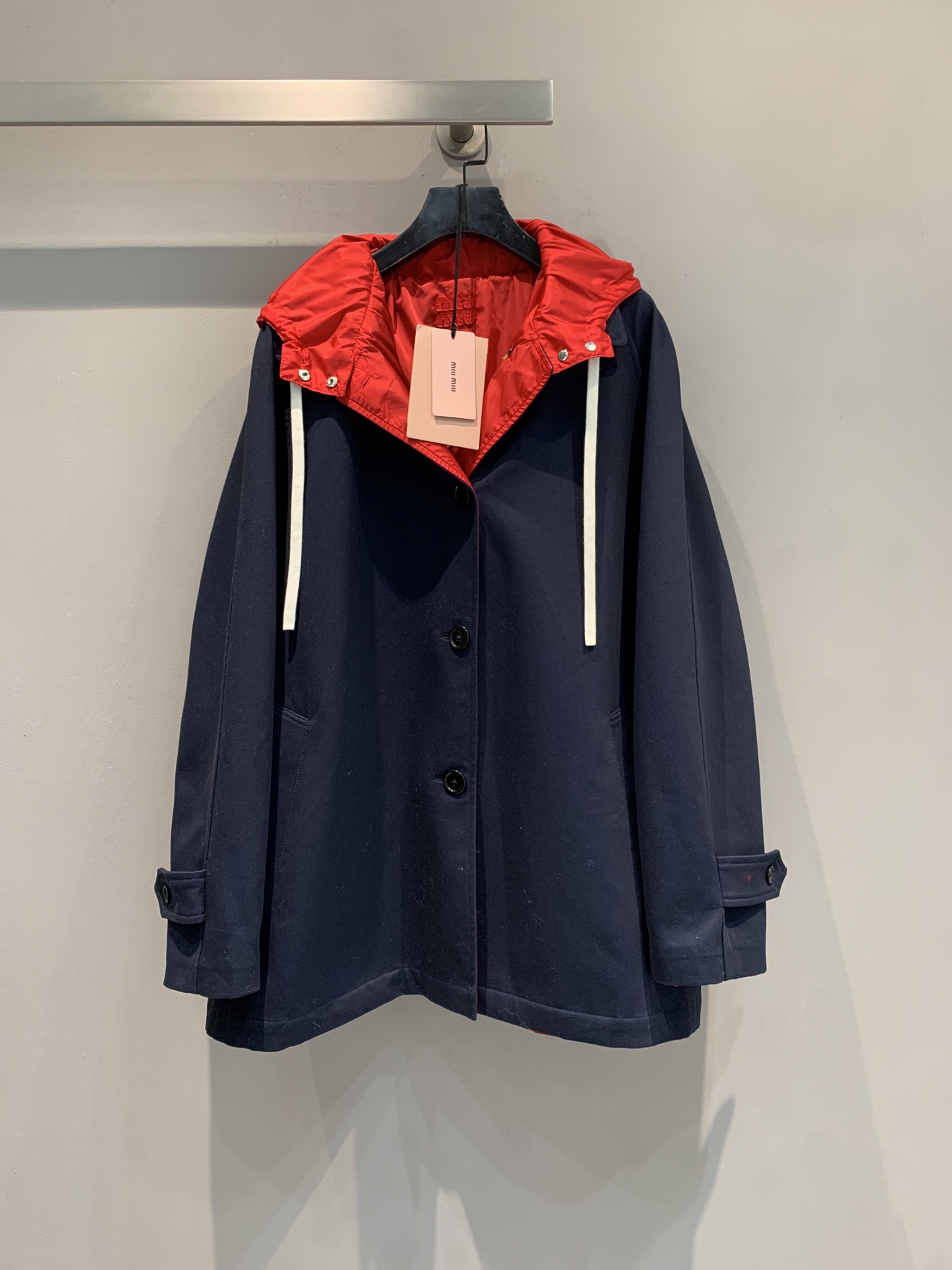 NO:568036,The new model is shipped M. Actual photos of large goods. Miumi*2025 new autumn and winter college style reversible red and blue contrasting hooded windbreaker. The contrasting colors are super eye-catching!  The fabric is soft and delicate, the silhouette is loose, and it is super friendly to the figure. It is great to wear alone or layered. The red and blue color scheme is full of retro feeling, a must-have for autumn and winter. Pair it with a red scarf or a plaid bag to completely enhance the atmosphere! It can be easily used for daily commuting and urban travel. It is practical and fashionable. It is the finishing touch of the autumn and winter wardrobe. Size SML,, miumiu, hats, alexander wang19860909新款出货啦M 大货实拍 Miumi*2025秋冬新款学院风两面穿红蓝撞色连帽风衣.撞色超吸睛! 面料柔软细腻,廓形宽松,对身材超友好,单穿or叠穿都很出彩计.红蓝配色复古感满满,秋冬穿搭必备,搭配正红围巾或格纹小包,氛围感直接拉满!日常通勤、都市出行都能轻松驾驭,实用又时髦,是秋冬衣橱的点睛之选.码数SML,,miumiu,hats,alexander wang,Women's clothing