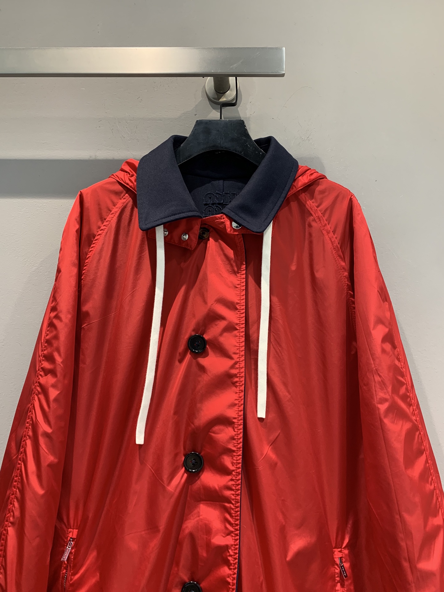 新款🔥出货啦📢 大货实拍 Miumi*2025秋冬新款学院风两面穿红蓝撞色连帽风衣。撞色超吸睛! 面料柔