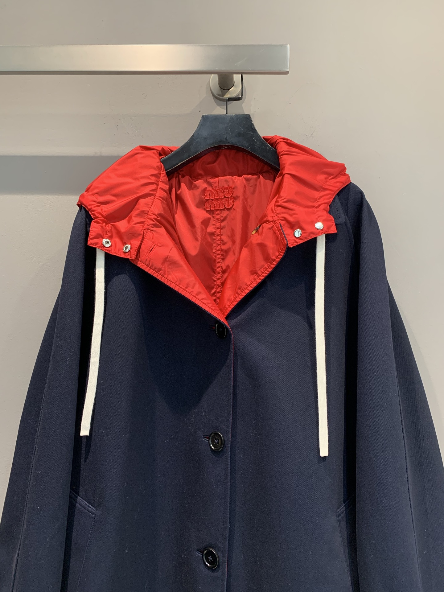 新款🔥出货啦📢 大货实拍 Miumi*2025秋冬新款学院风两面穿红蓝撞色连帽风衣。撞色超吸睛! 面料柔