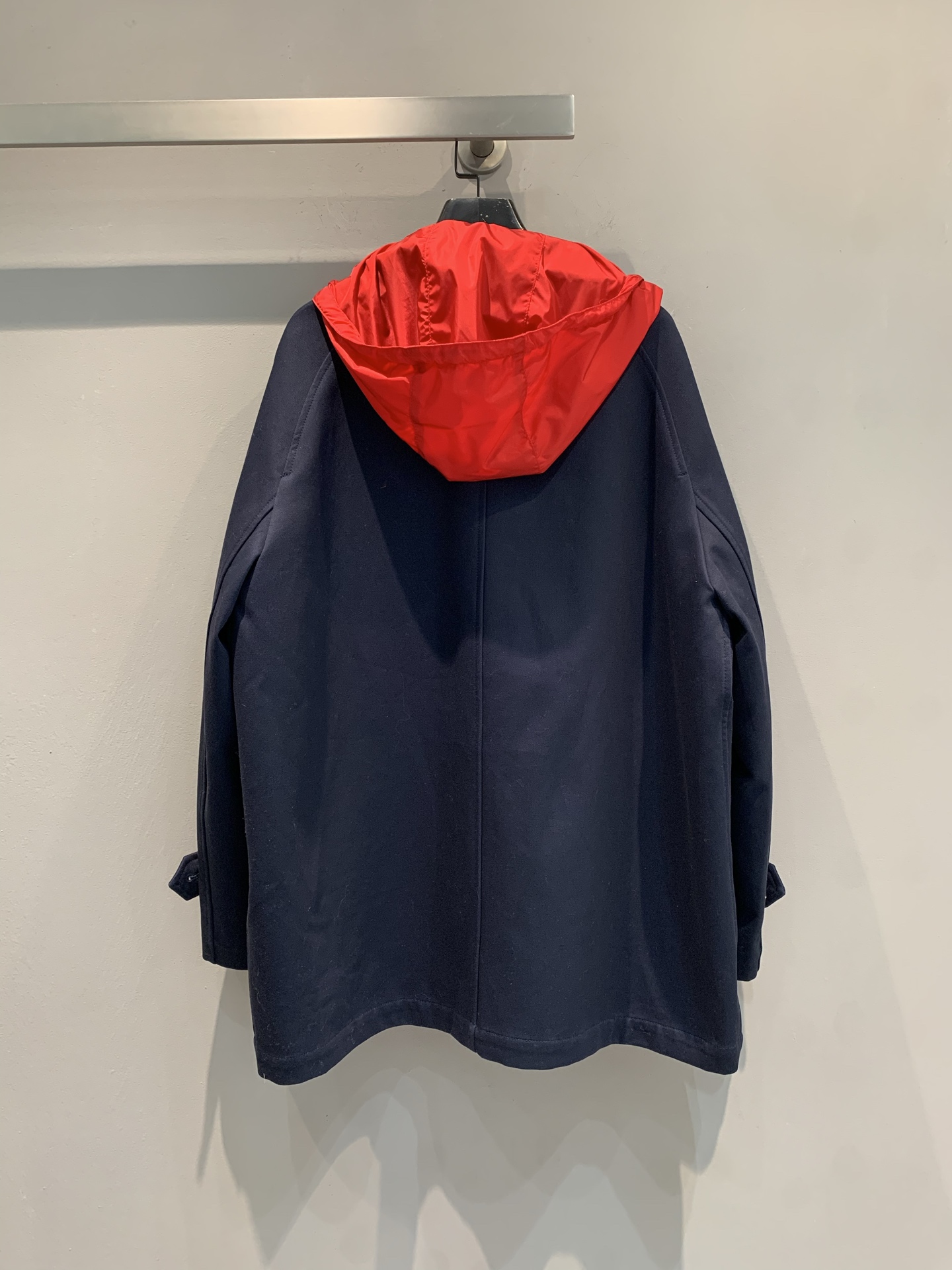 新款🔥出货啦📢 大货实拍 Miumi*2025秋冬新款学院风两面穿红蓝撞色连帽风衣。撞色超吸睛! 面料柔