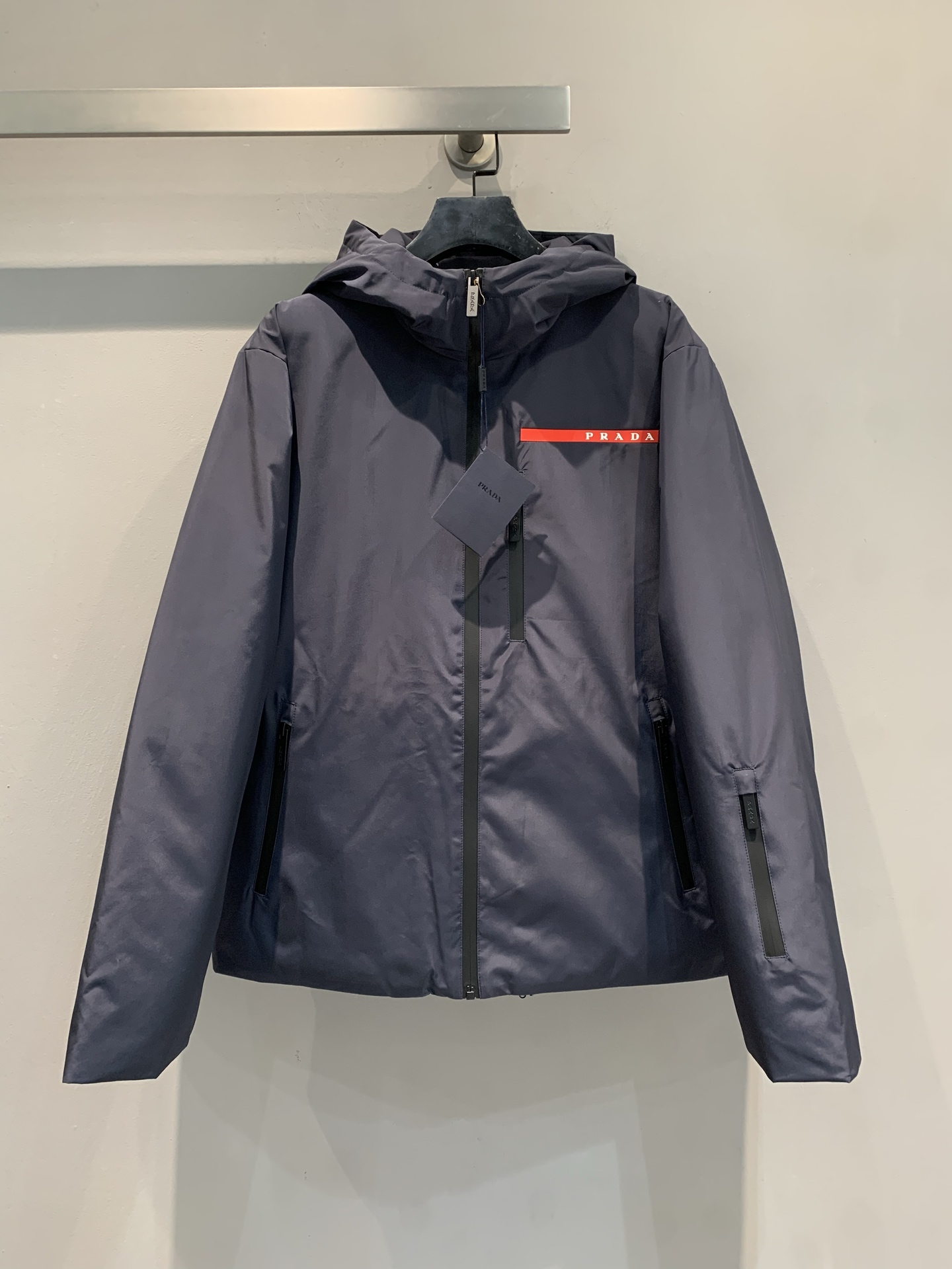 NO:569047,Equipped with dust bag, the new model is shipped. M. Actual photos. Prad* men's red label hooded down jacket, imported technical fabrics, 90 white duck down filling, about 300 grams of down, lightweight, windproof and warm, suitable for outdoor and daily wear. Red label + triangle logo on the chest, highly recognizable. Zipper design + hood, cuffs and hem are adjustable, comfortable and practical to wear. Easily cope with low temperature weather, functional and fashionable, suitable for outdoor sports or commuting!  Size SMLXL,,prada,down jacket,hats,alexander wang19860909配防尘袋新款出货啦M大货实拍 Prad*男款红标连帽羽绒服,进口科技面料,90白鸭绒填充,绒量300克左右,轻便防风又保暖,适合户外和日常穿搭.胸口红标+三角标,辨识度超高汁.拉链设计+连帽,袖口和下摆可调节,穿着舒适又实用.轻松应对低温天气,功能性与时尚感兼具,户外运动或通勤都很适合! 码数SMLXL,,prada,down jacket,hats,alexander wang,Women's clothing