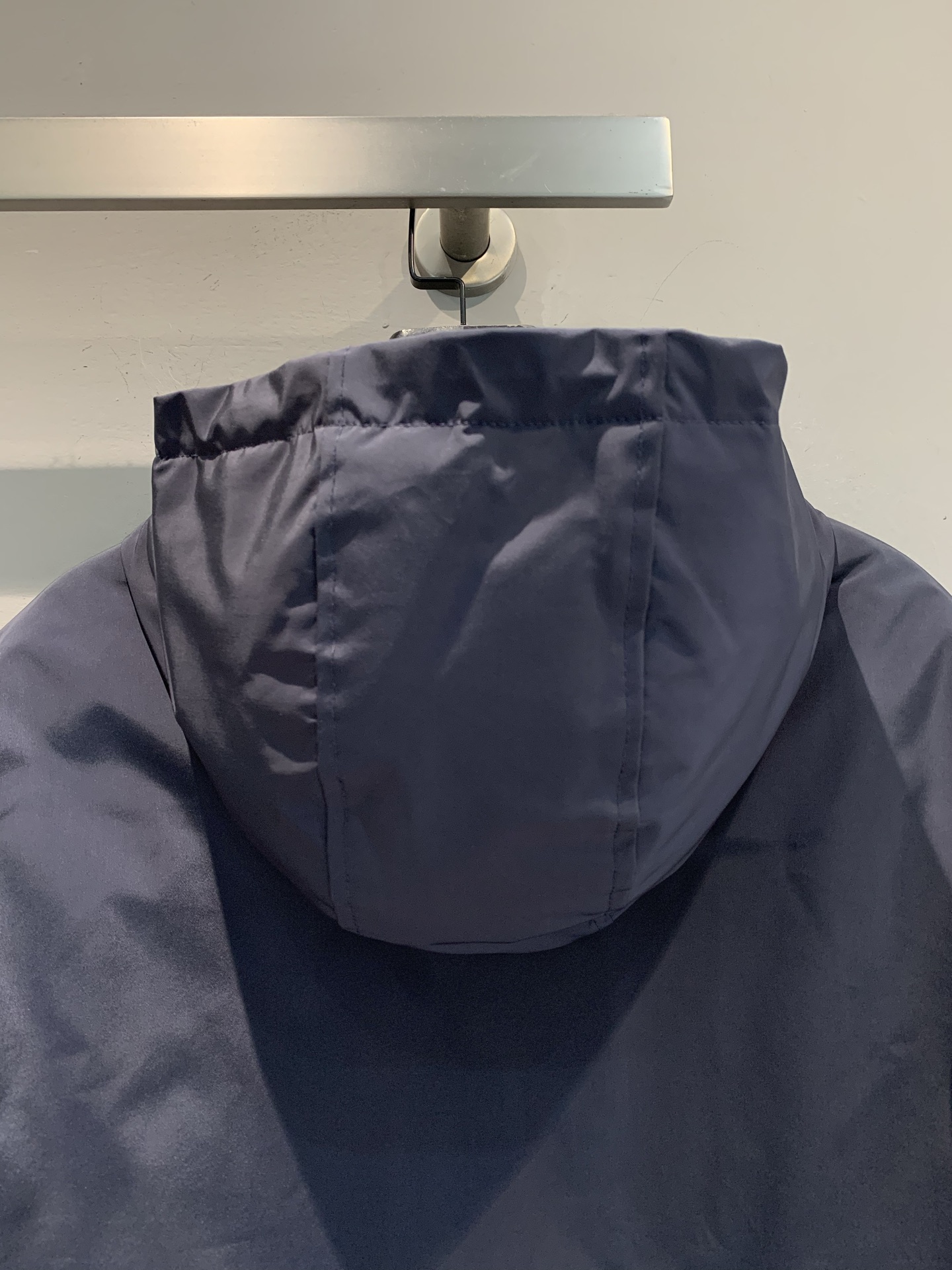 新款🔥出货啦📢 大货实拍 Prad*2025男款红标连帽羽绒服，进口科技面料，90白鸭绒填充，绒量300