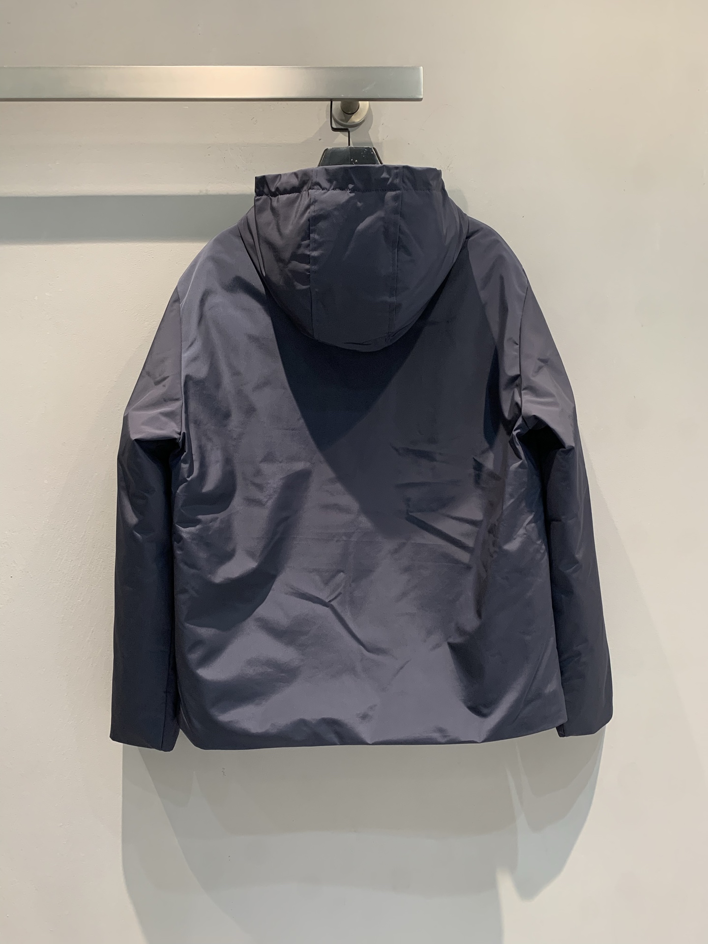 新款🔥出货啦📢 大货实拍 Prad*2025男款红标连帽羽绒服，进口科技面料，90白鸭绒填充，绒量300