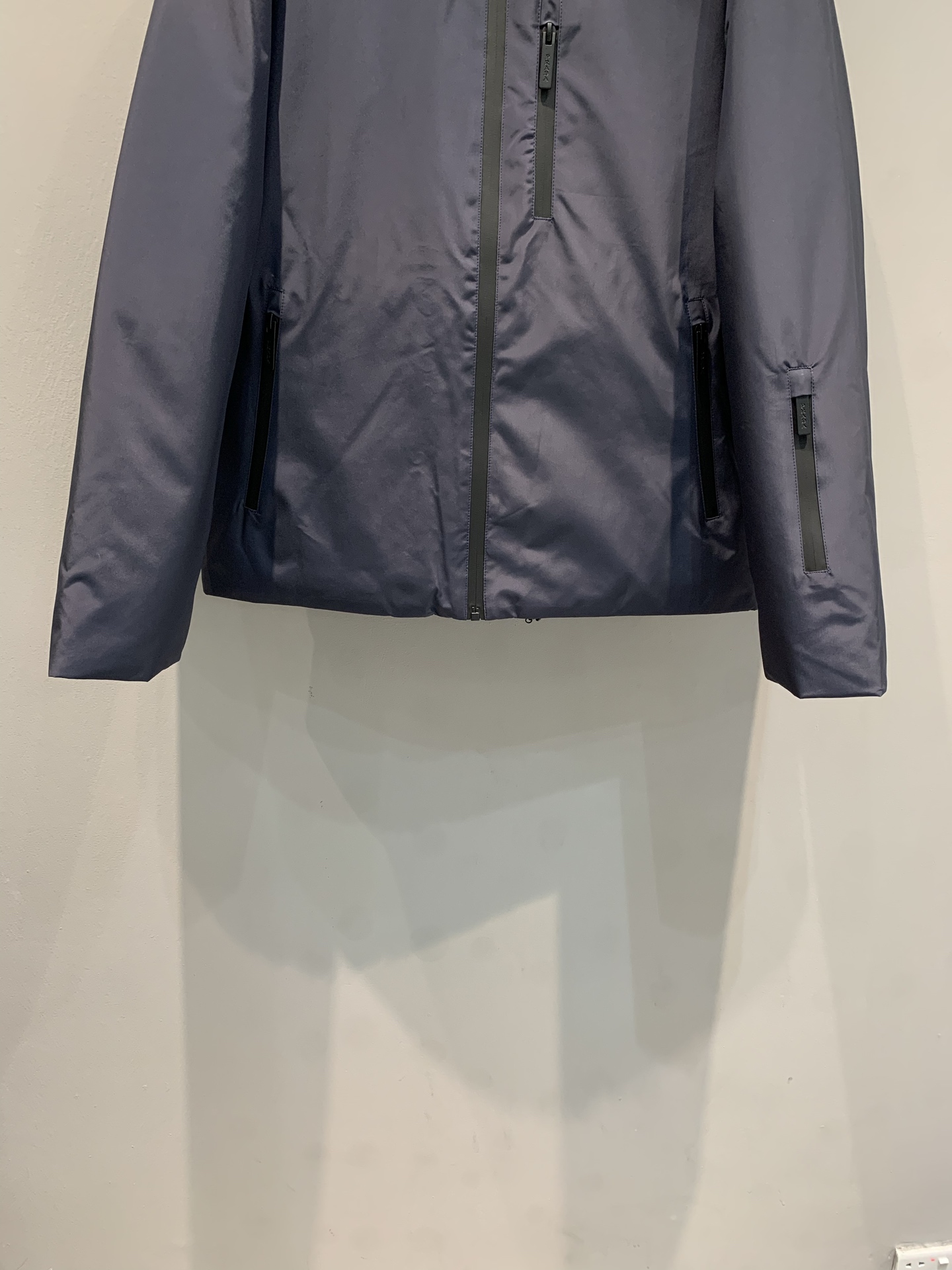 新款🔥出货啦📢 大货实拍 Prad*2025男款红标连帽羽绒服，进口科技面料，90白鸭绒填充，绒量300