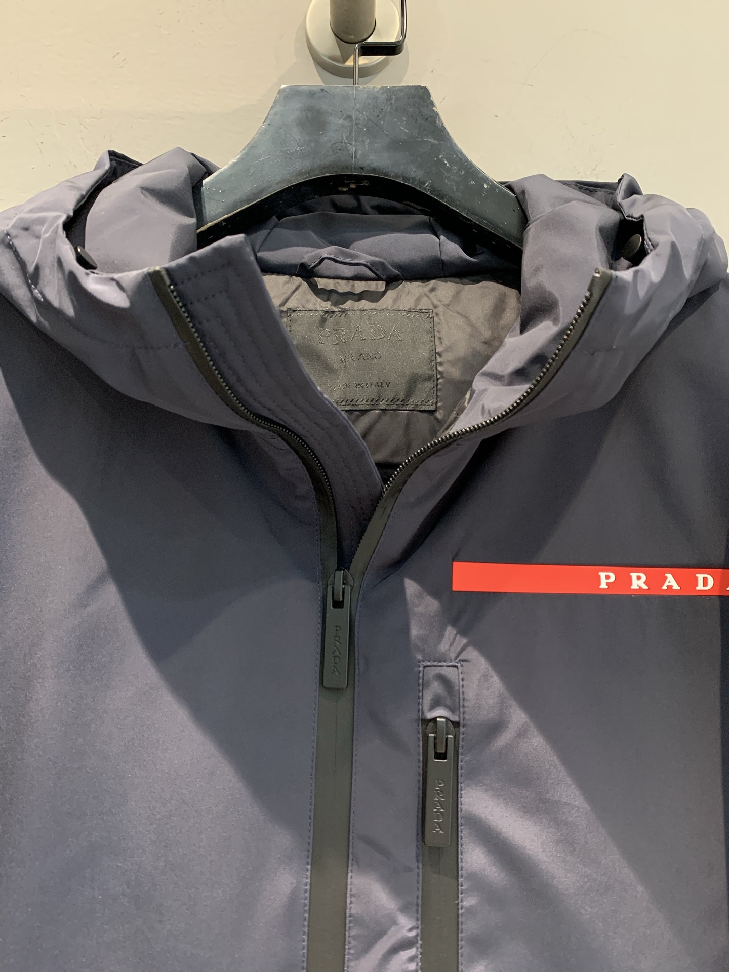 新款🔥出货啦📢 大货实拍 Prad*2025男款红标连帽羽绒服，进口科技面料，90白鸭绒填充，绒量300