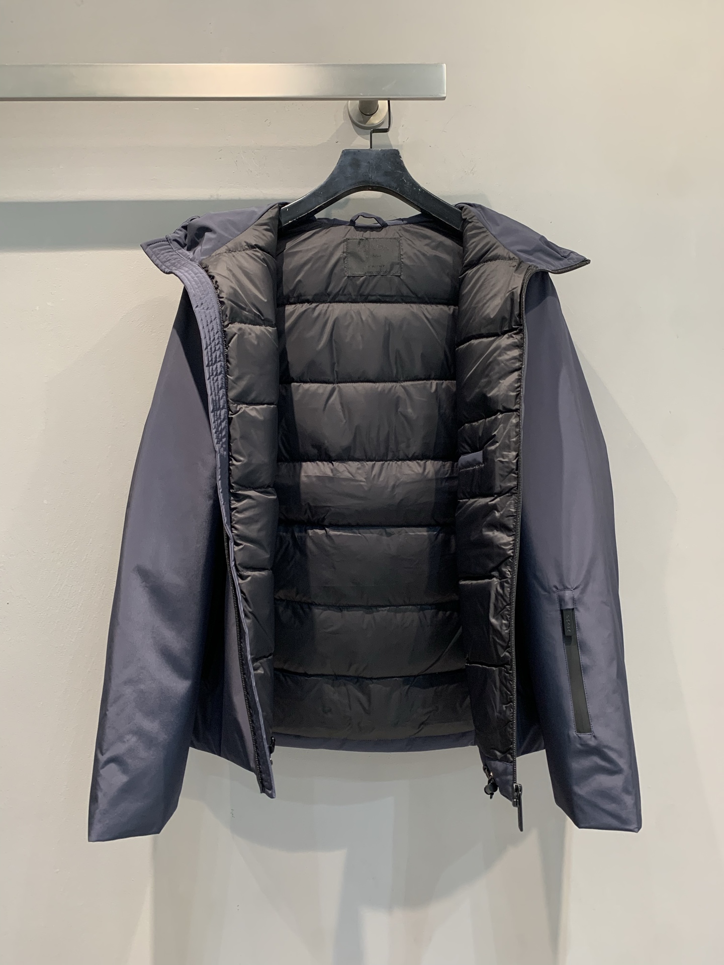 新款🔥出货啦📢 大货实拍 Prad*2025男款红标连帽羽绒服，进口科技面料，90白鸭绒填充，绒量300