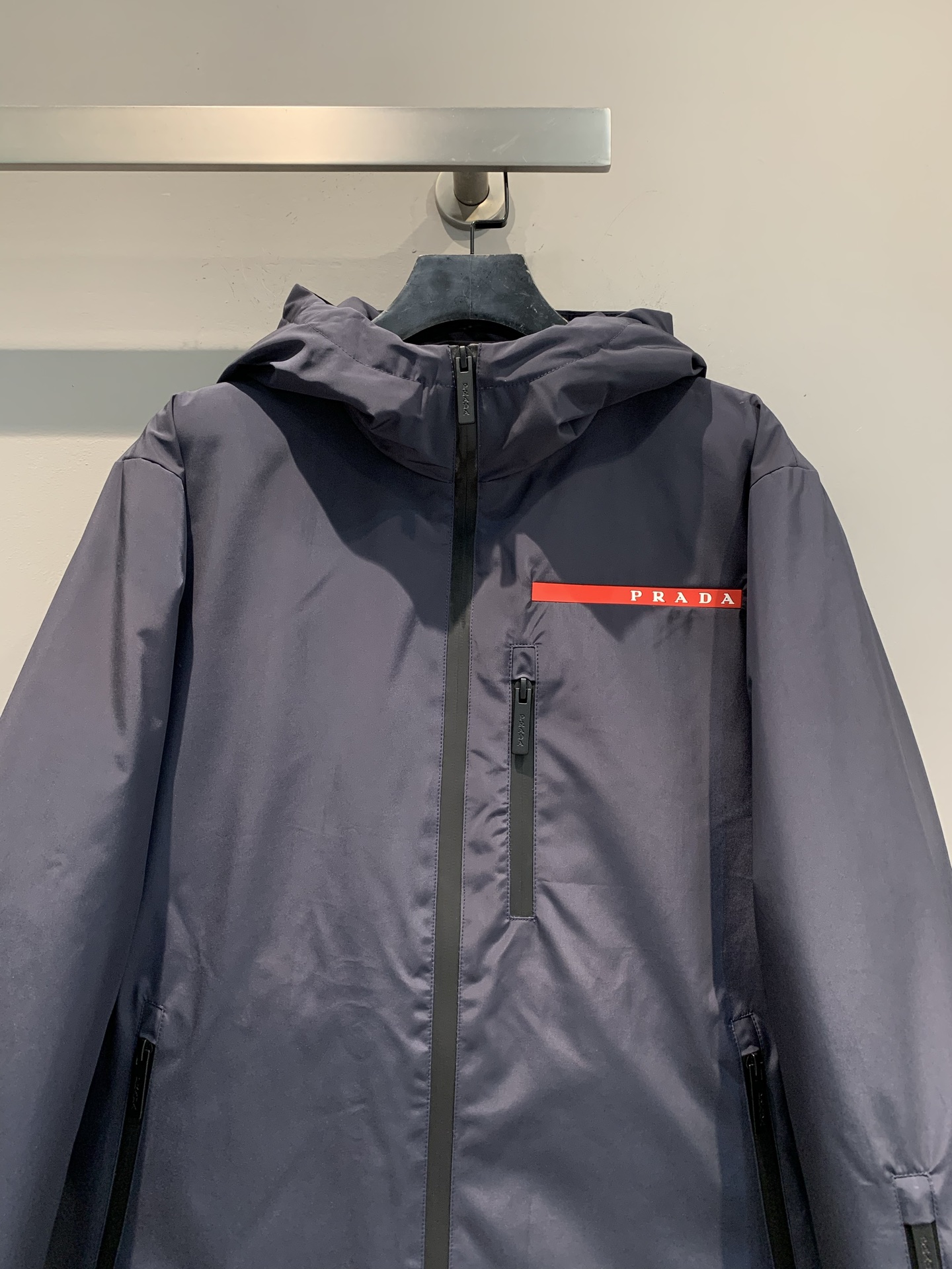 新款🔥出货啦📢 大货实拍 Prad*2025男款红标连帽羽绒服，进口科技面料，90白鸭绒填充，绒量300