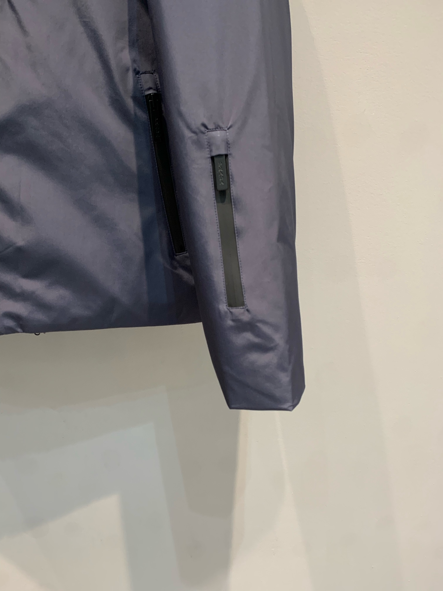 新款🔥出货啦📢 大货实拍 Prad*2025男款红标连帽羽绒服，进口科技面料，90白鸭绒填充，绒量300