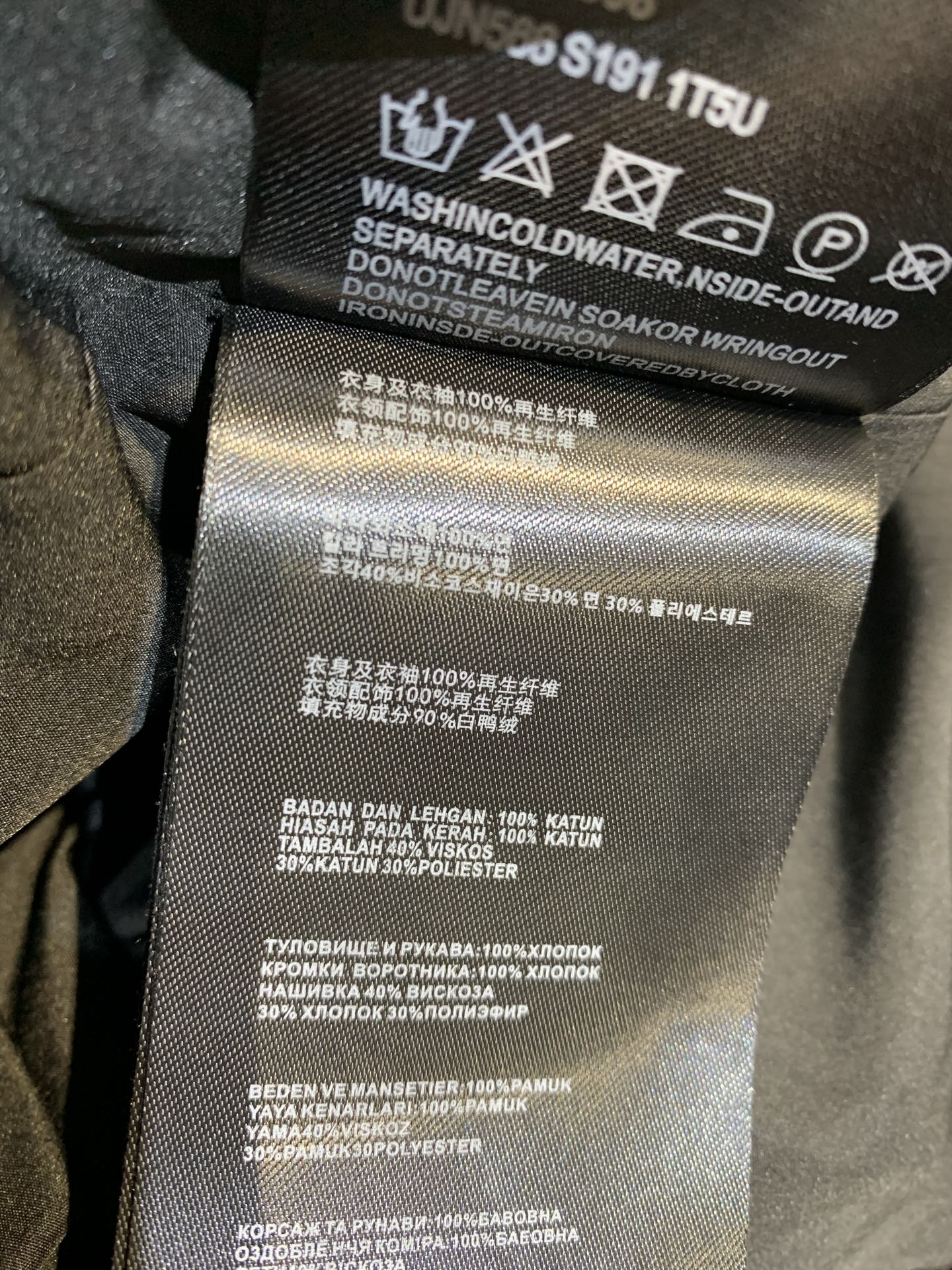 新款🔥出货啦📢 大货实拍 Prad*2025秋冬新款三角标连帽羽绒外套，简约设计，防风防泼水面料+高品质