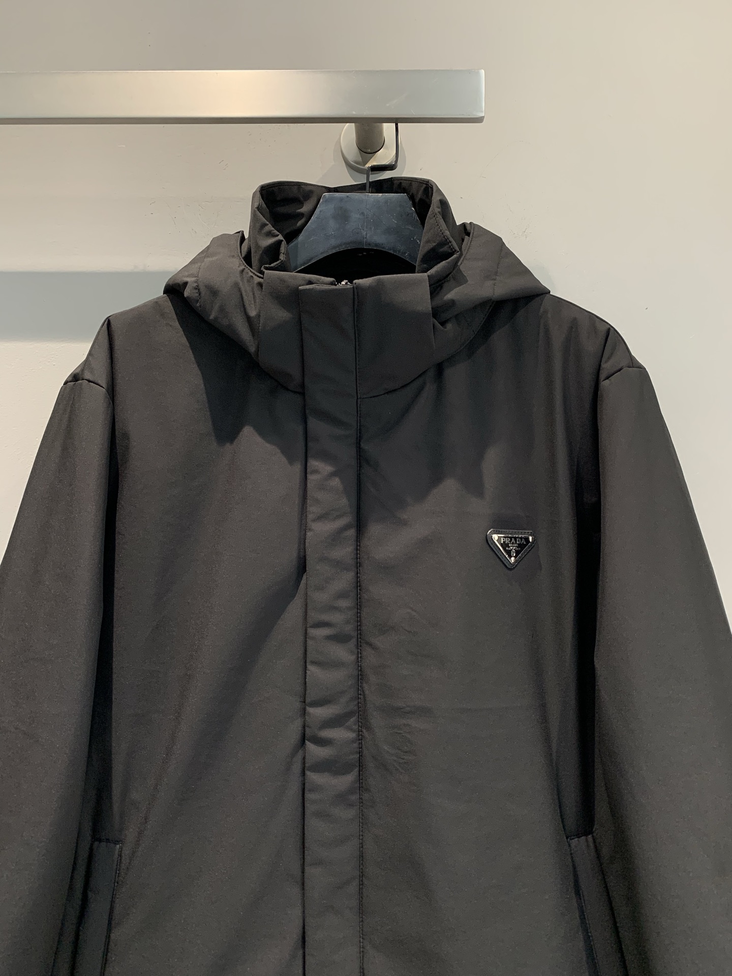 新款🔥出货啦📢 大货实拍 Prad*2025秋冬新款三角标连帽羽绒外套，简约设计，防风防泼水面料+高品质